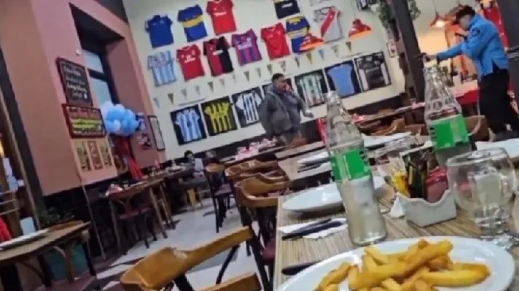 Policía le disparó a un hombre que golpeaba a su mamá y lo amenazó con un cuchillo