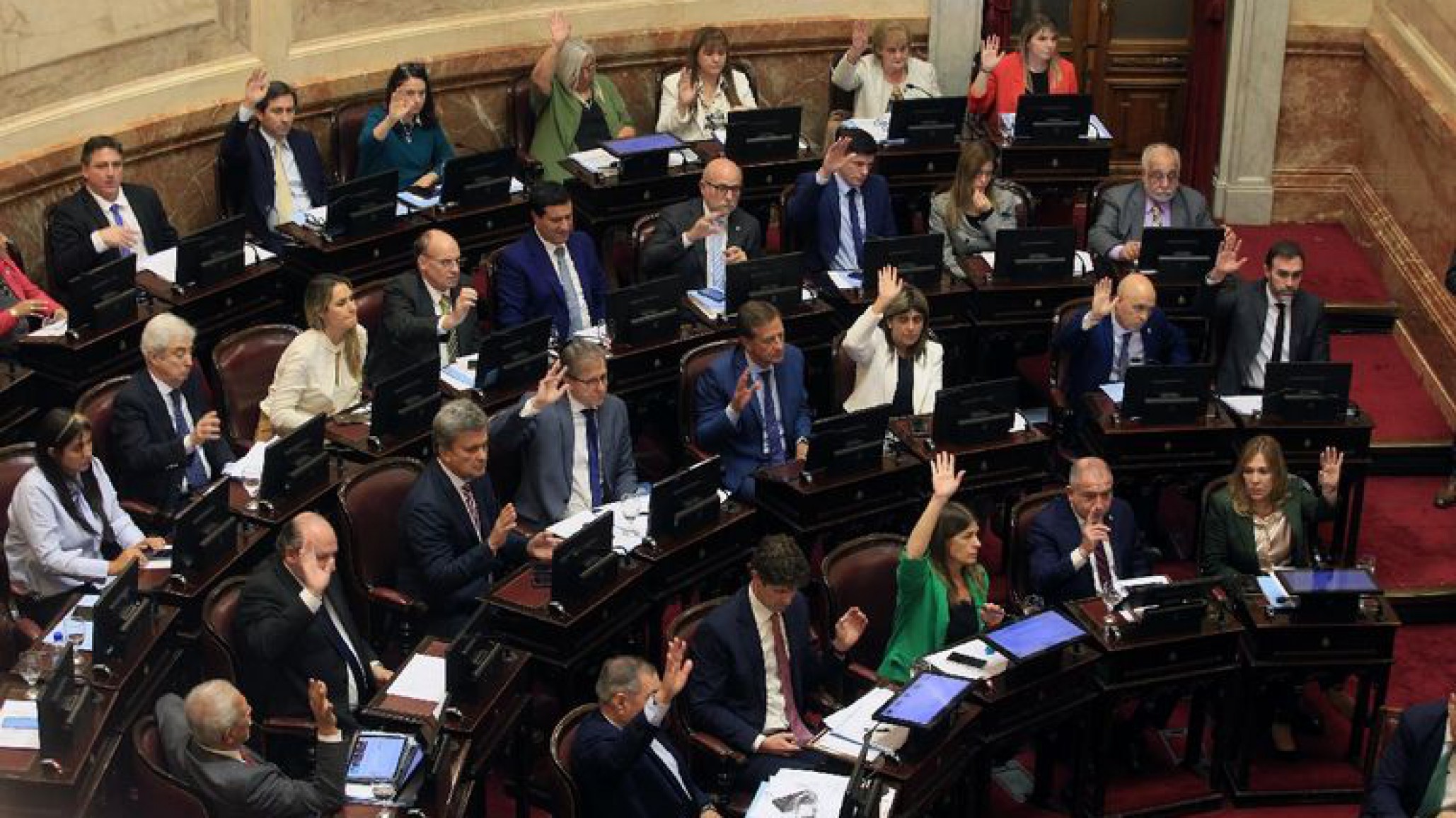 Los senadores decidieron no aumentarse sus sueldos tras la polémica