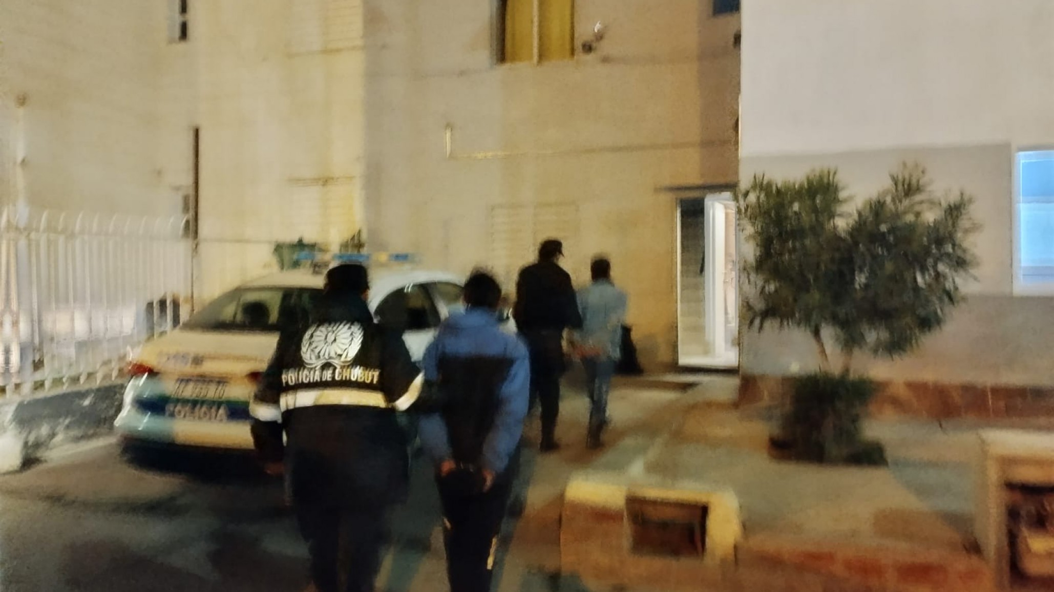 Salía de su trabajo y lo amenazaron con un cuchillo para robarle el celular