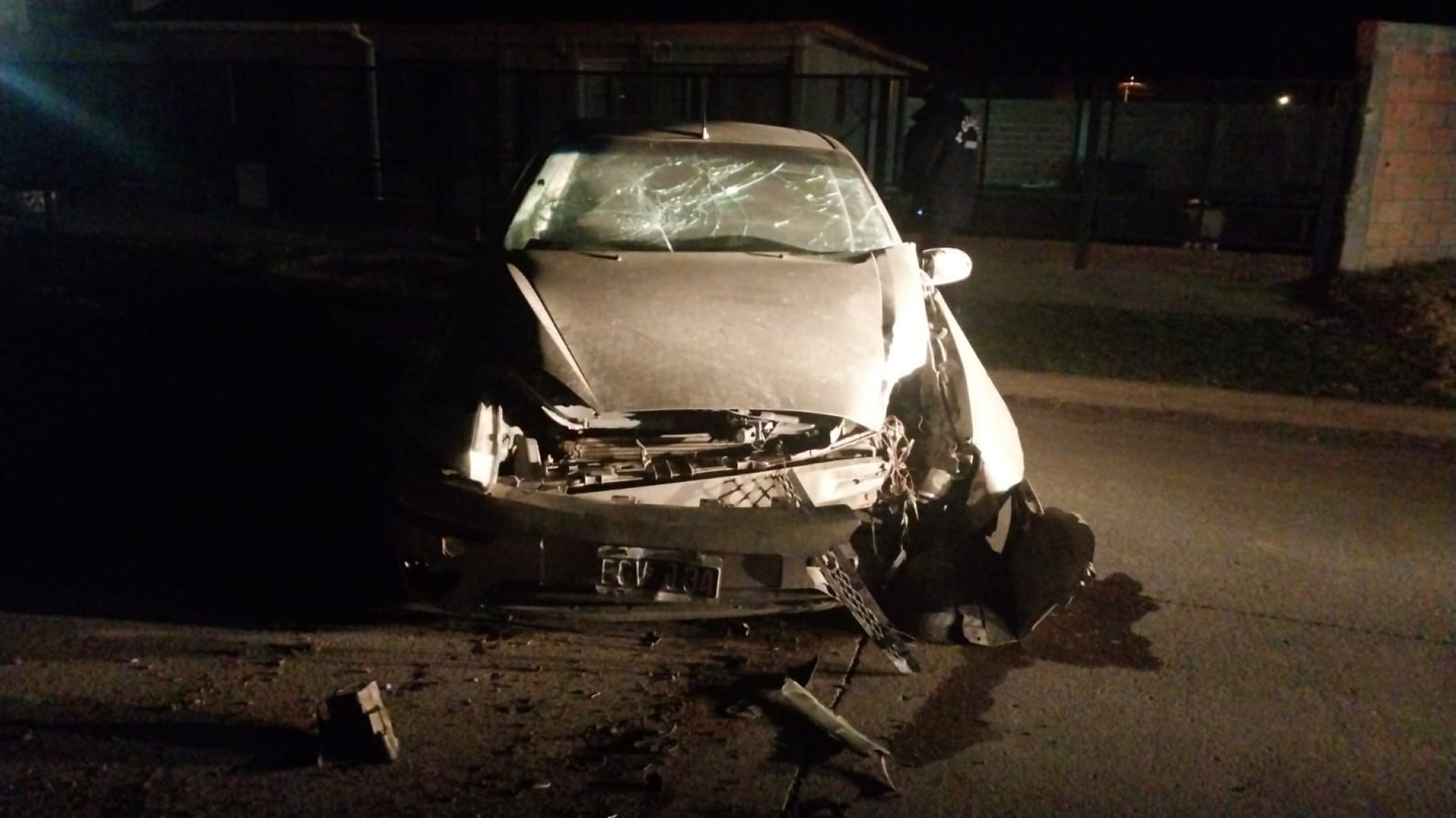Manejaba alcoholizado y chocó contra una palma de alumbrado público