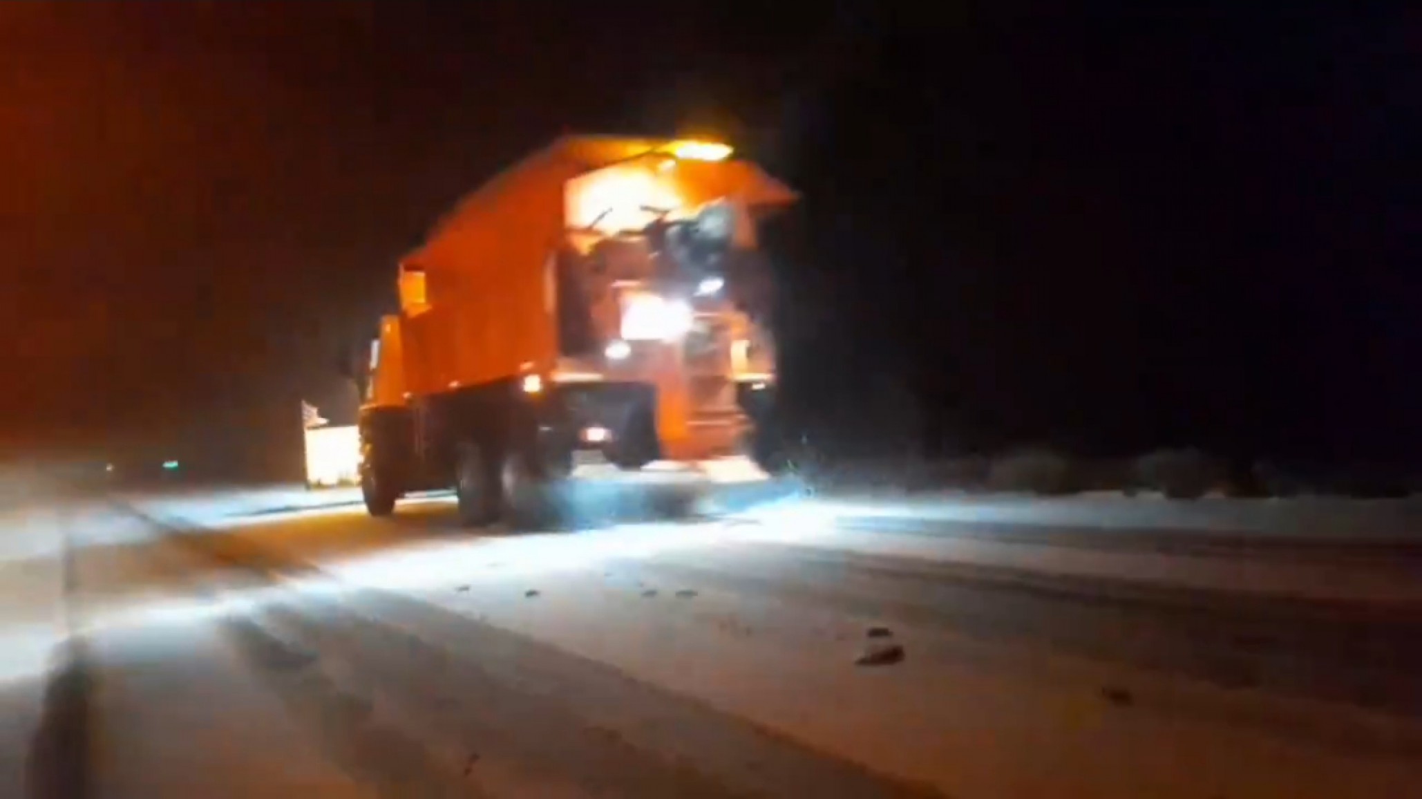 Por la caída de nieve, el camión barrenieve de Vialidad Nacional distribuyó sal sobre la calzada de la Ruta 3