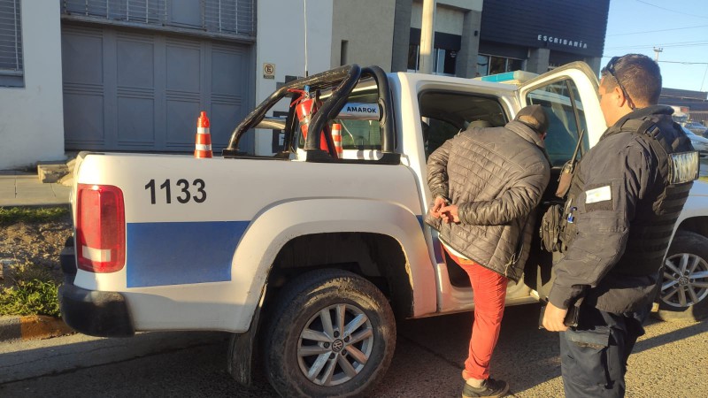 Avisó a un móvil policial que le robaron y terminó preso