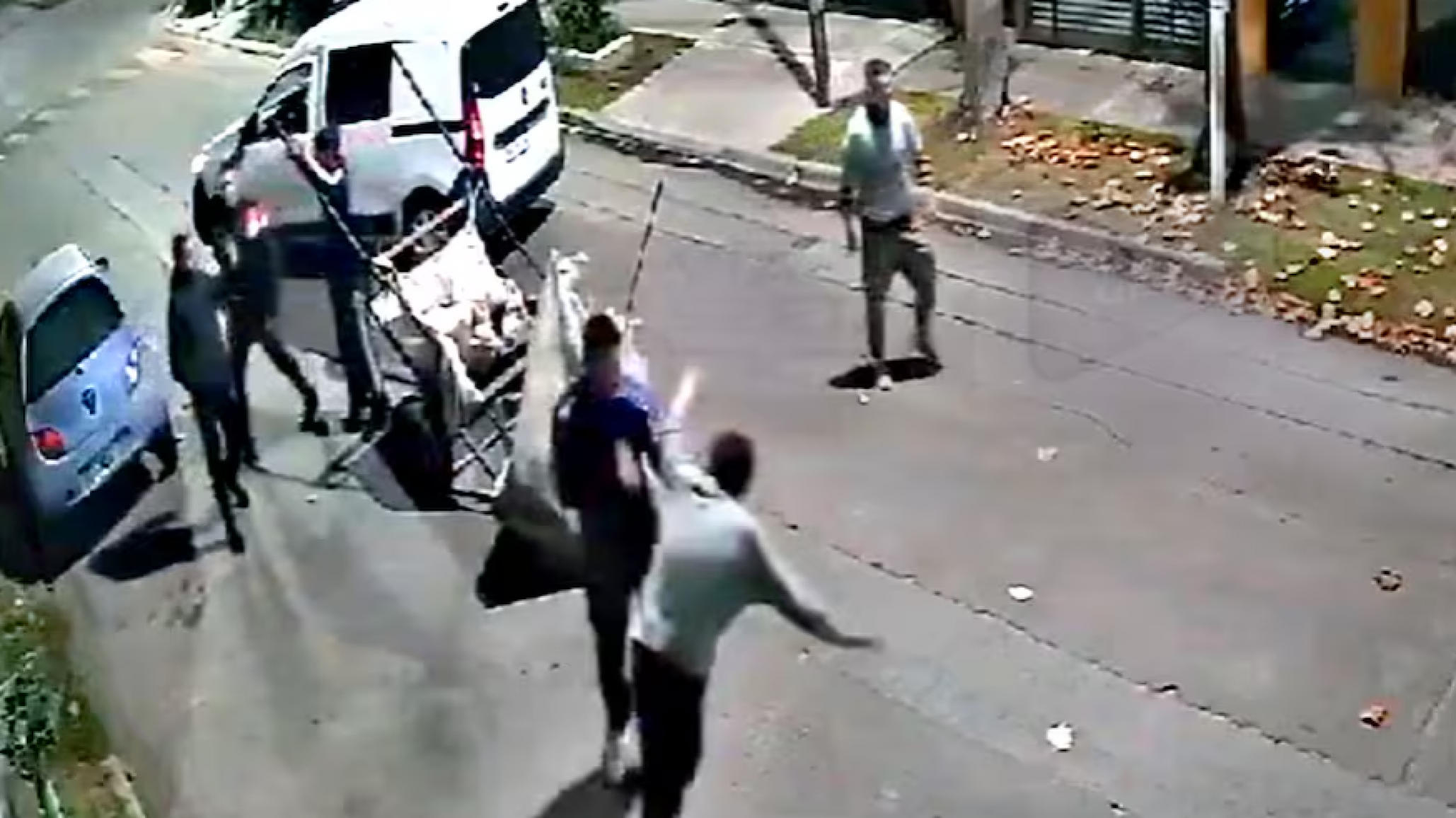 Dos jóvenes hicieron justicia por mano propia y recuperaron la billetera de su abuela tras un robo