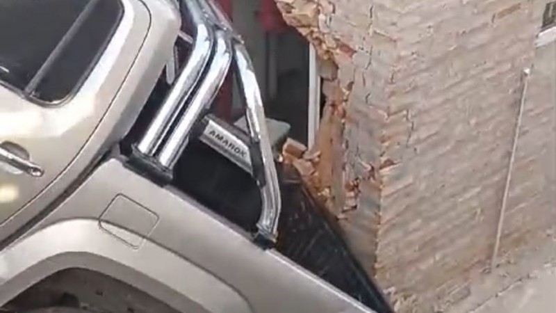 Video: Una camioneta cayó dentro de una casa