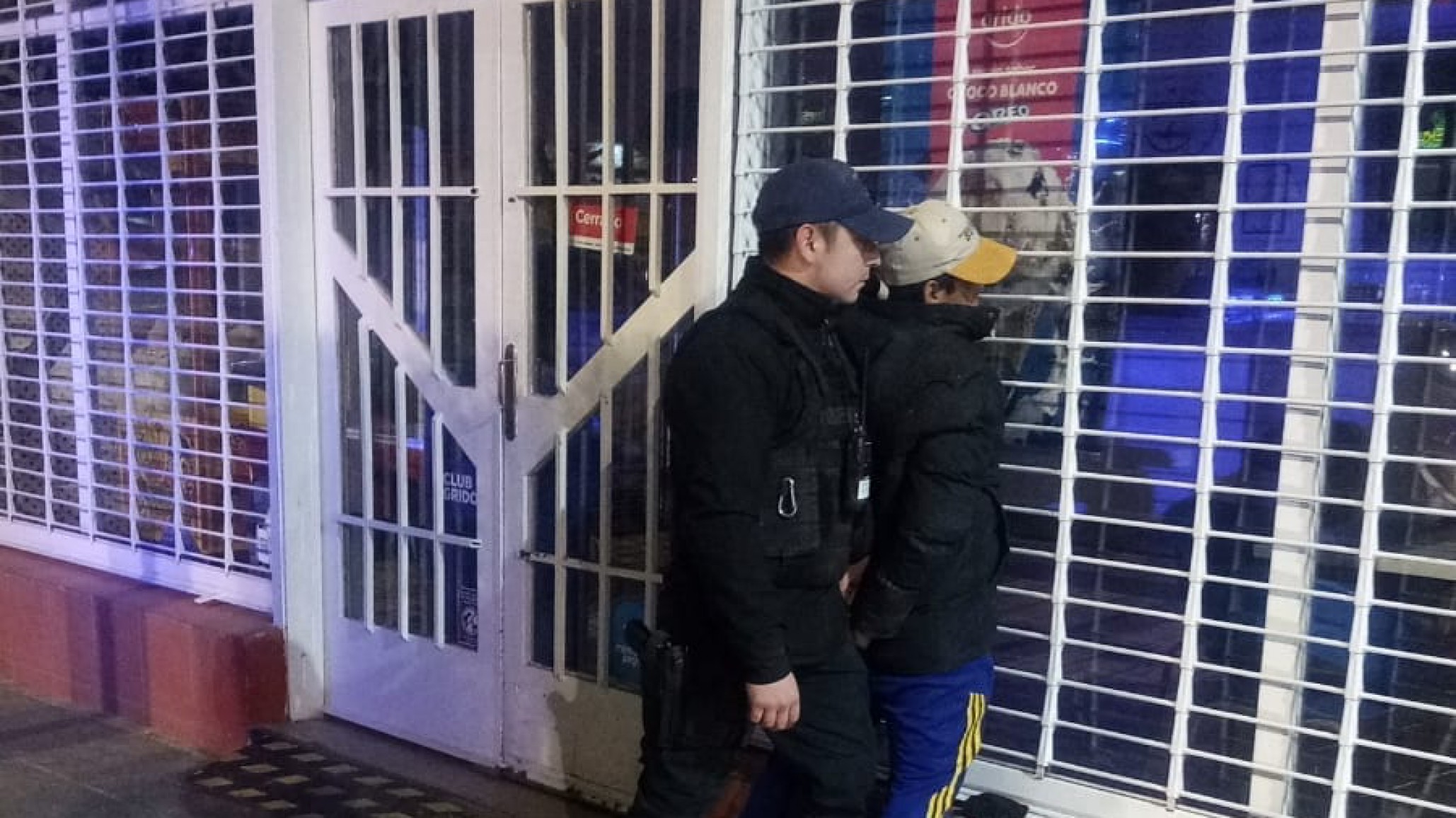 Tres delincuentes entraron a robar una casa armados: hay un detenido