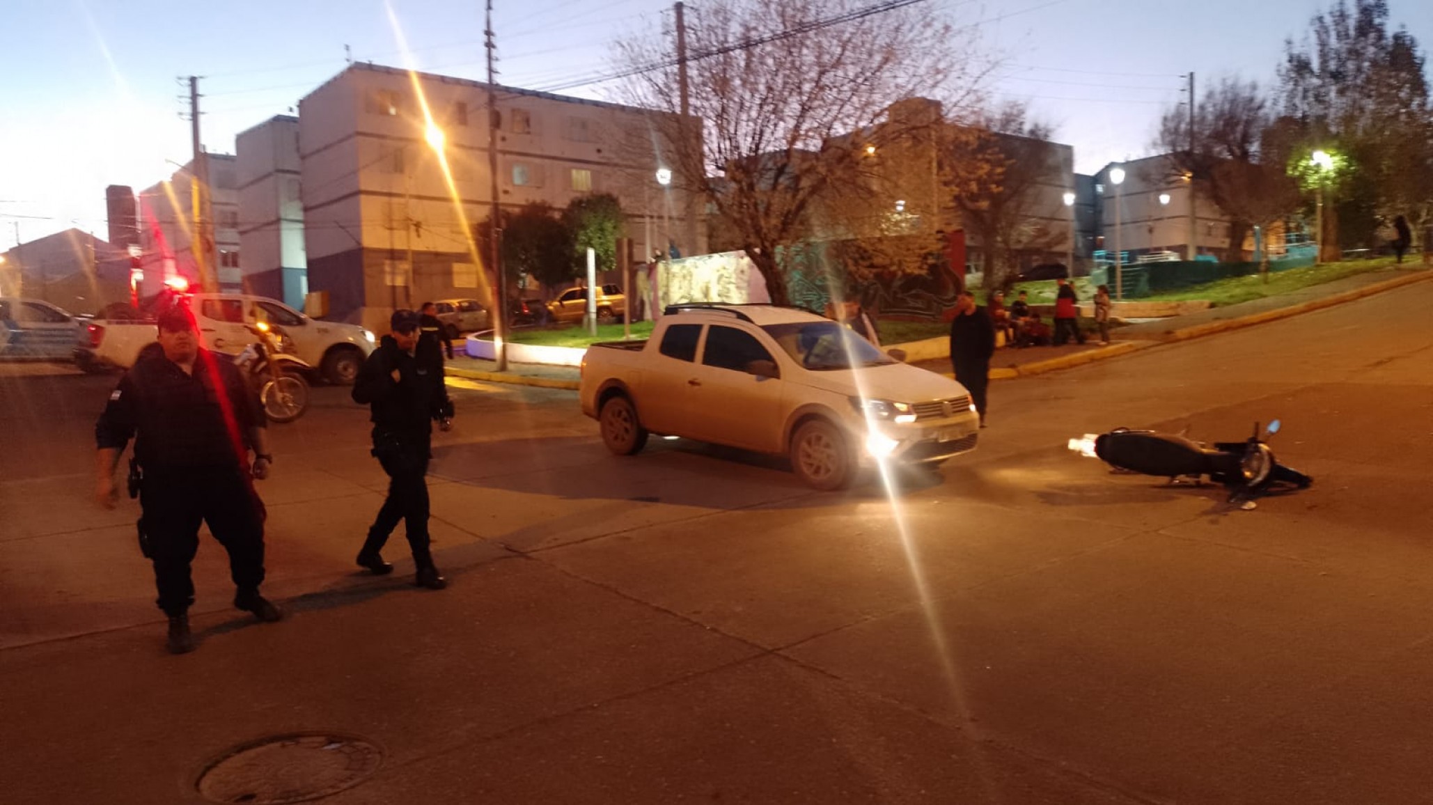 Accidente de tránsito en Avda. Alsina y San Martín: una mujer fue trasladada al hospital