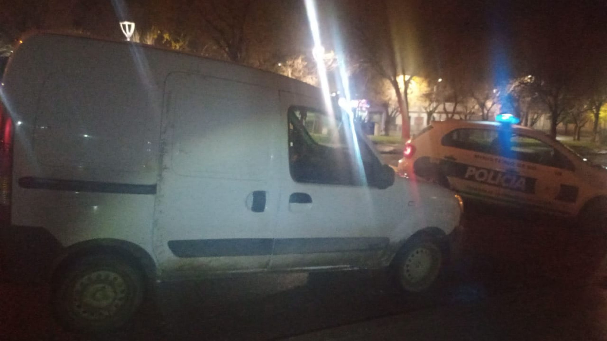 Encontraron un arma de fuego dentro de su auto