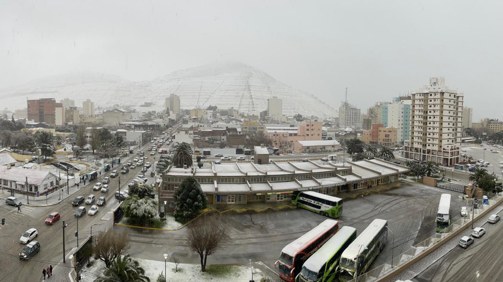 Alerta naranja en Comodoro: numerosos accidentes y el tránsito colapsado por la nieve