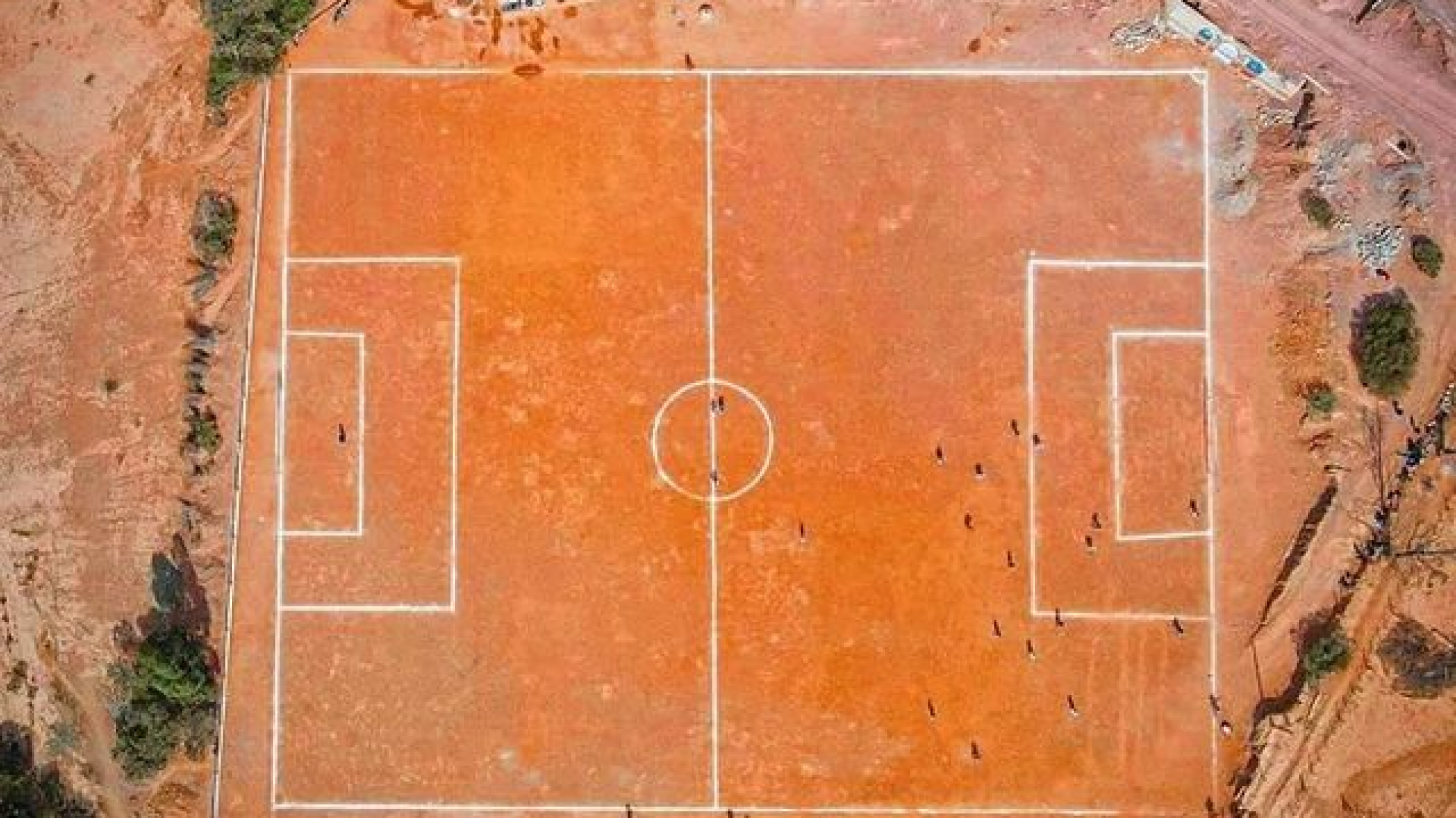 Una canchita al pie del Cerro de los Siete Colores entre las más lindas del mundo