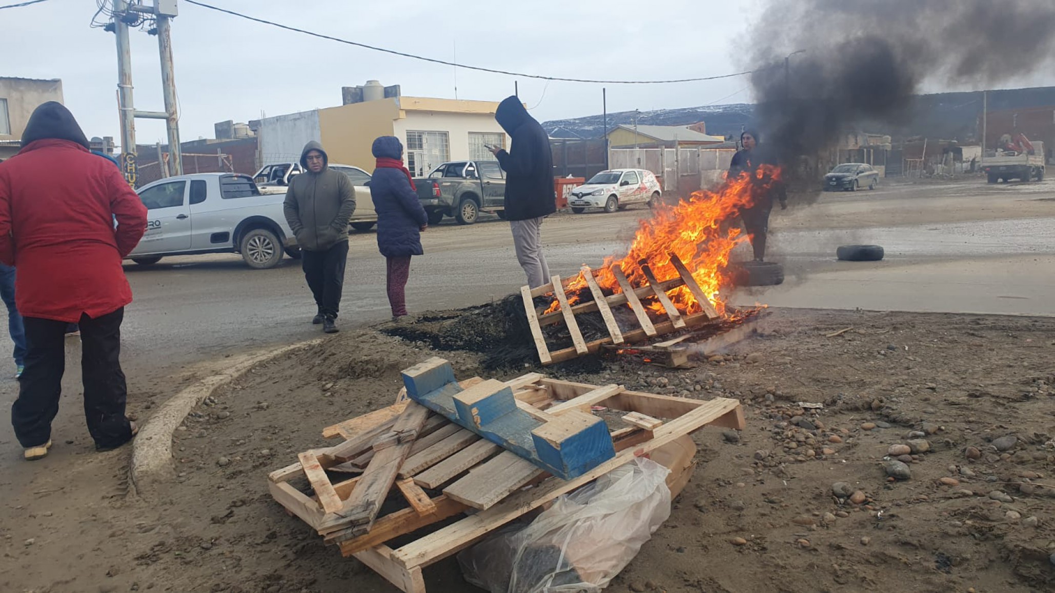 Vecinos de Abel Amaya reclaman por falta de gas y calles intransitables: "No puede ser que el camino sea quemar una cubierta"