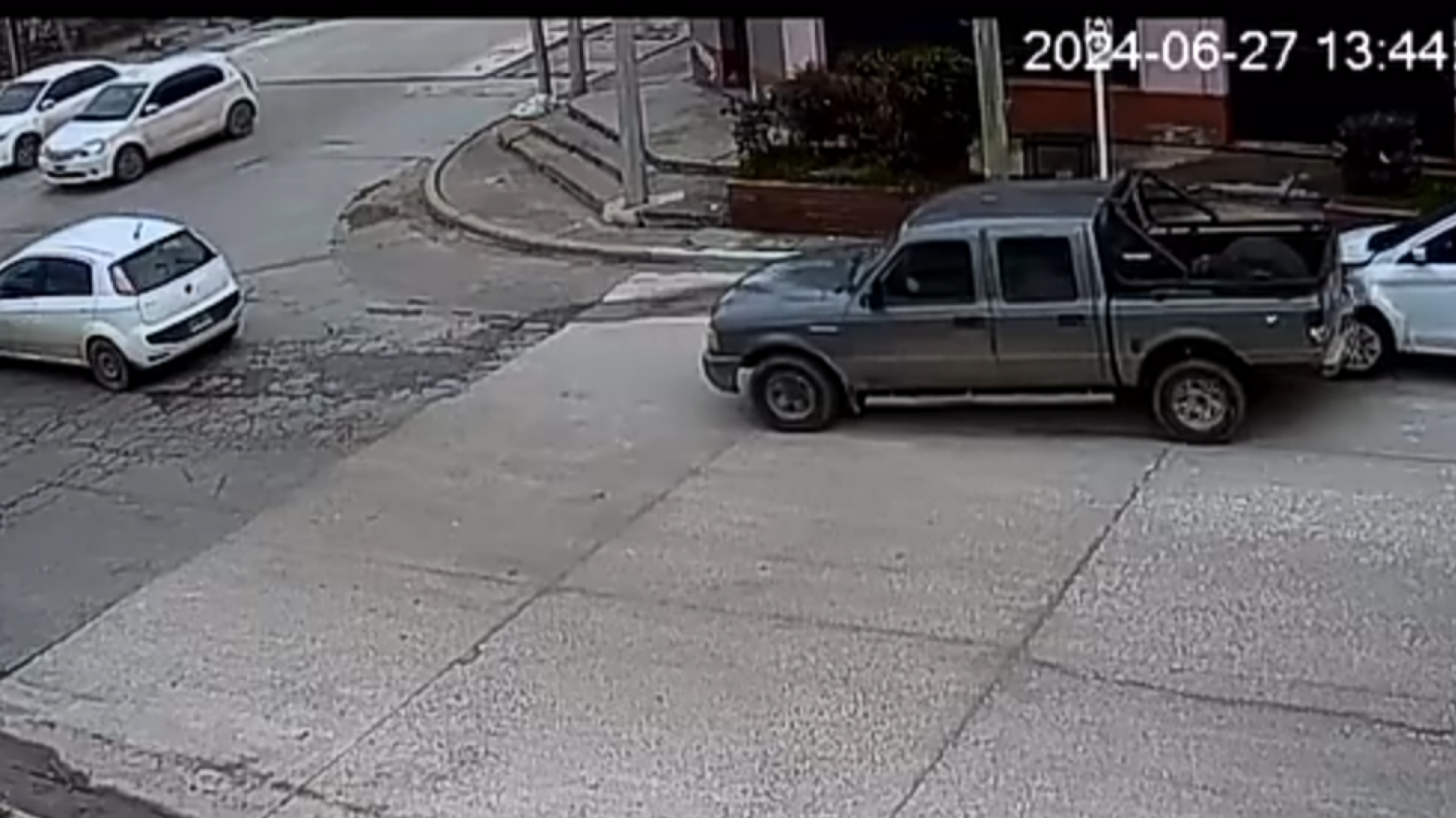 Una camioneta chocó un auto y se fugó