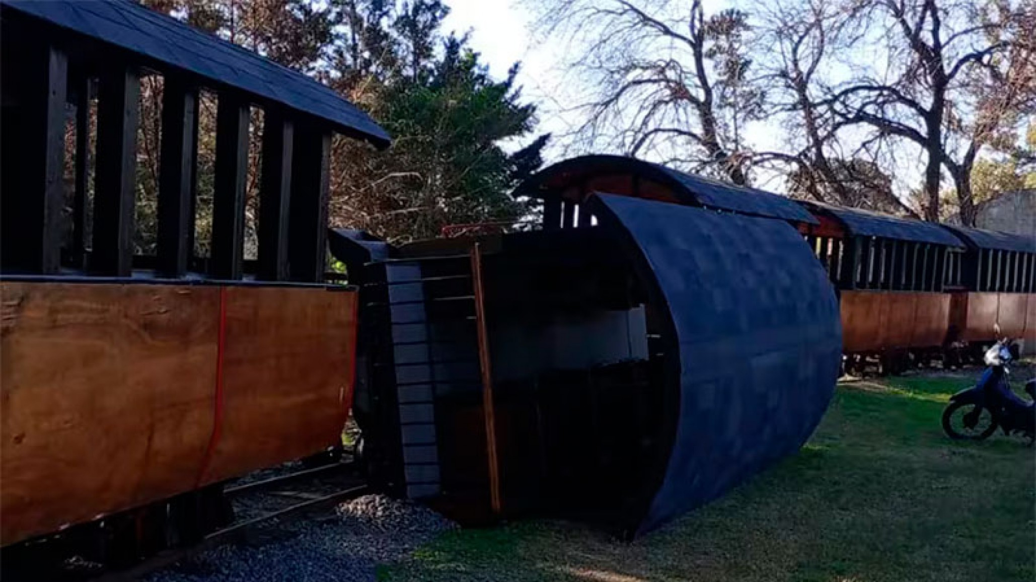 El tren de la República de los Niños descarriló y dejo seis heridos: dos son menores