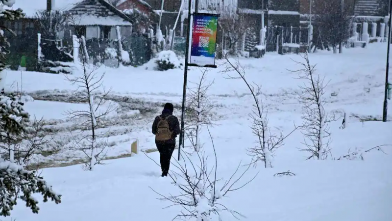 Nieve extrema en Bariloche: suspendieron las clases