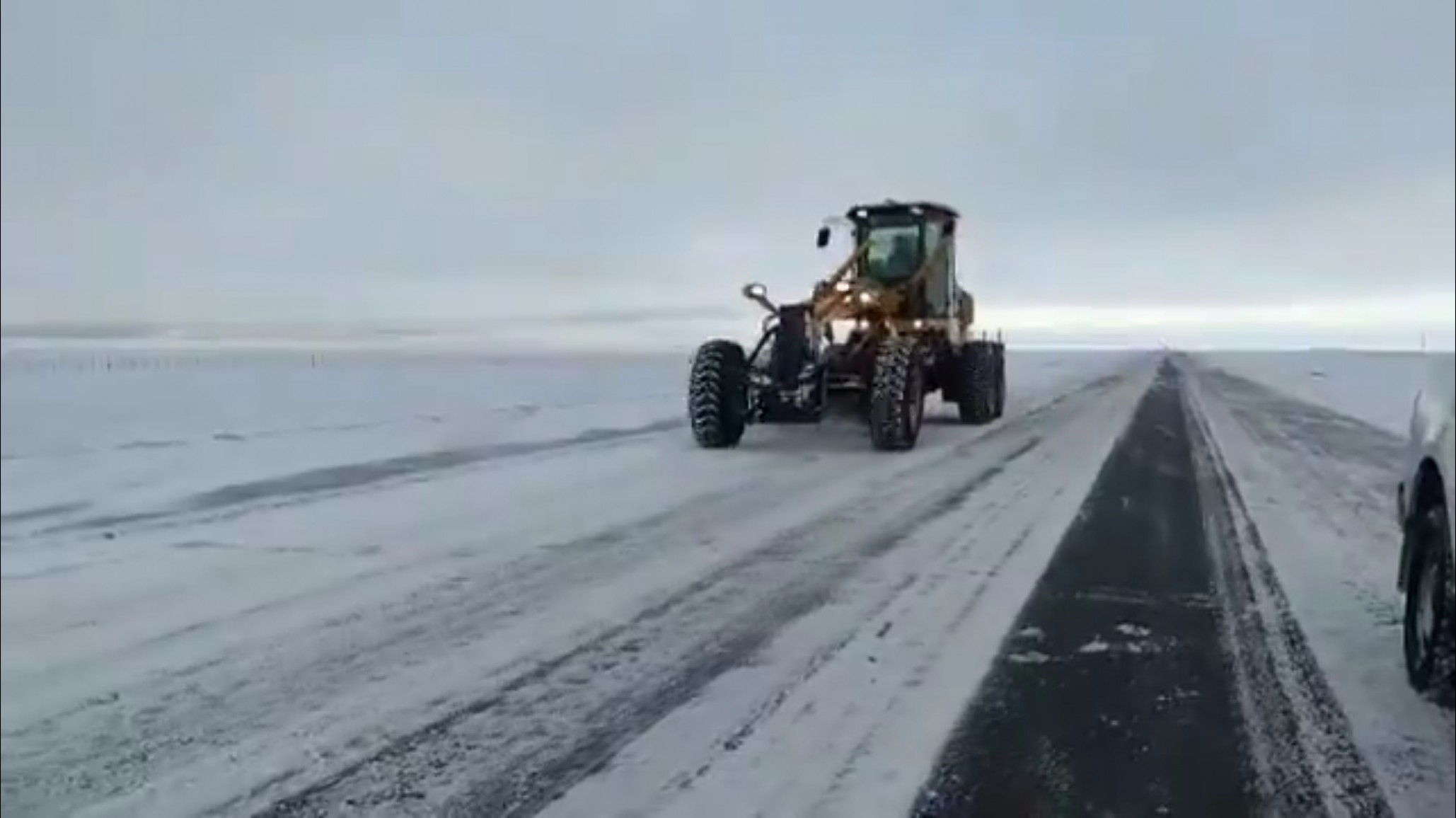 Una motoniveladora de Vialidad Nacional despeja la calzada en la Ruta 3, entre Comodoro y Garayalde