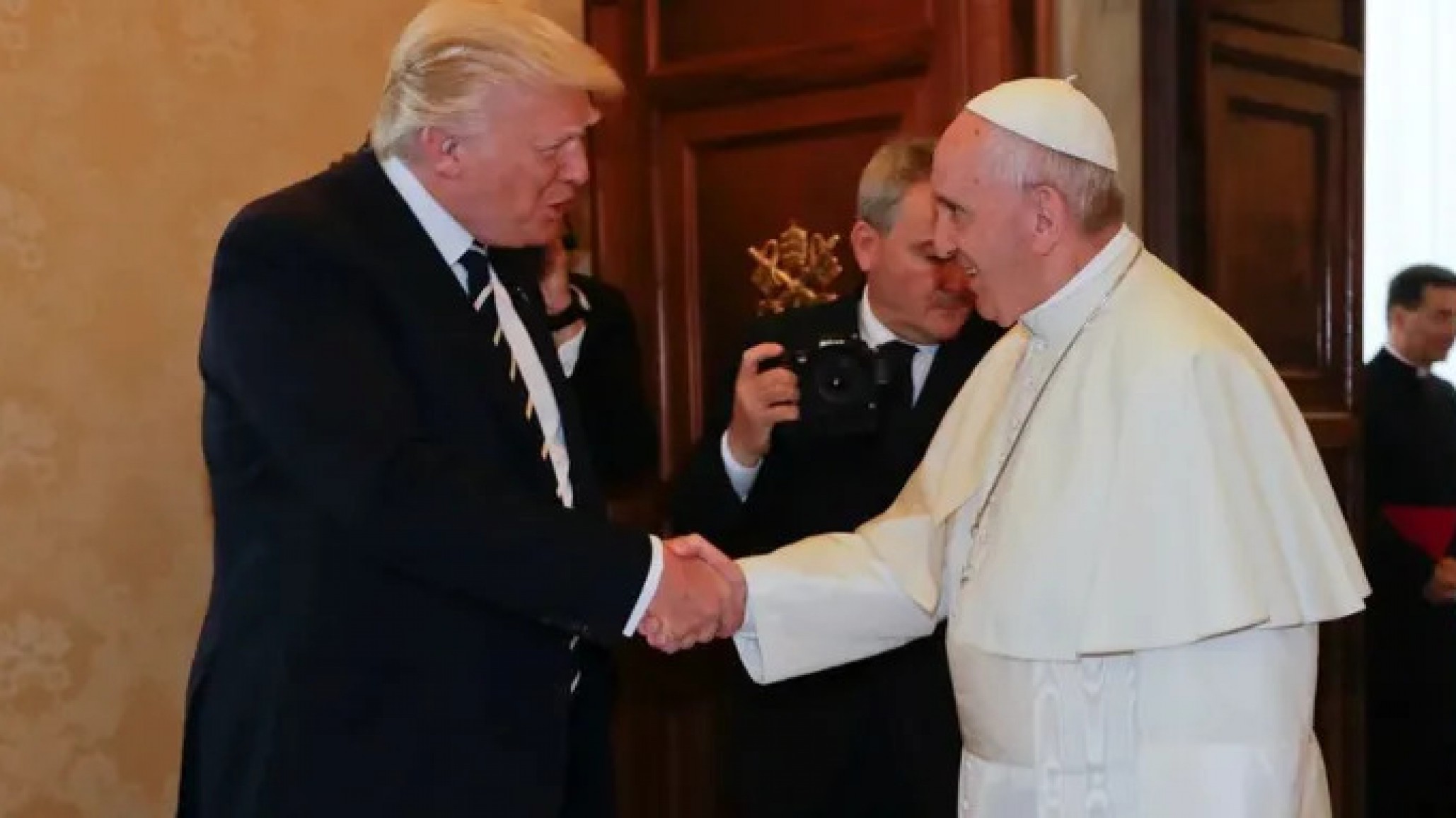 El Vaticano sobre el intento de asesinato a Trump: "Hiere a las Personas y a la Democracia"