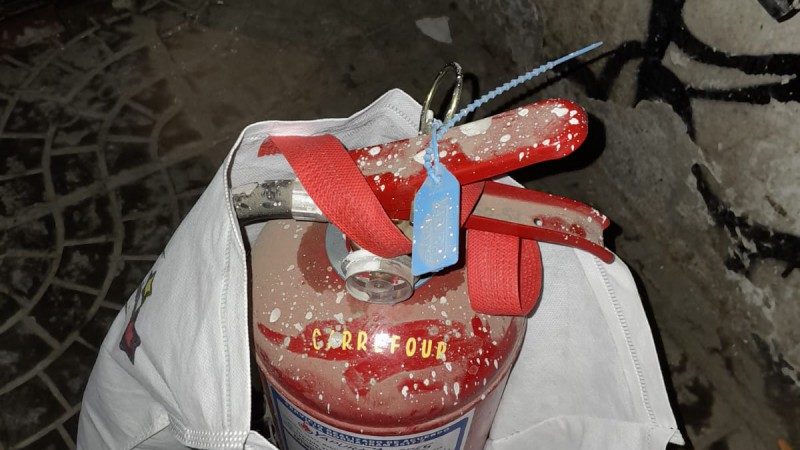 Lo sorprendieron orinando en la vía pública y descubrieron que se había robado el matafuego del supermercado