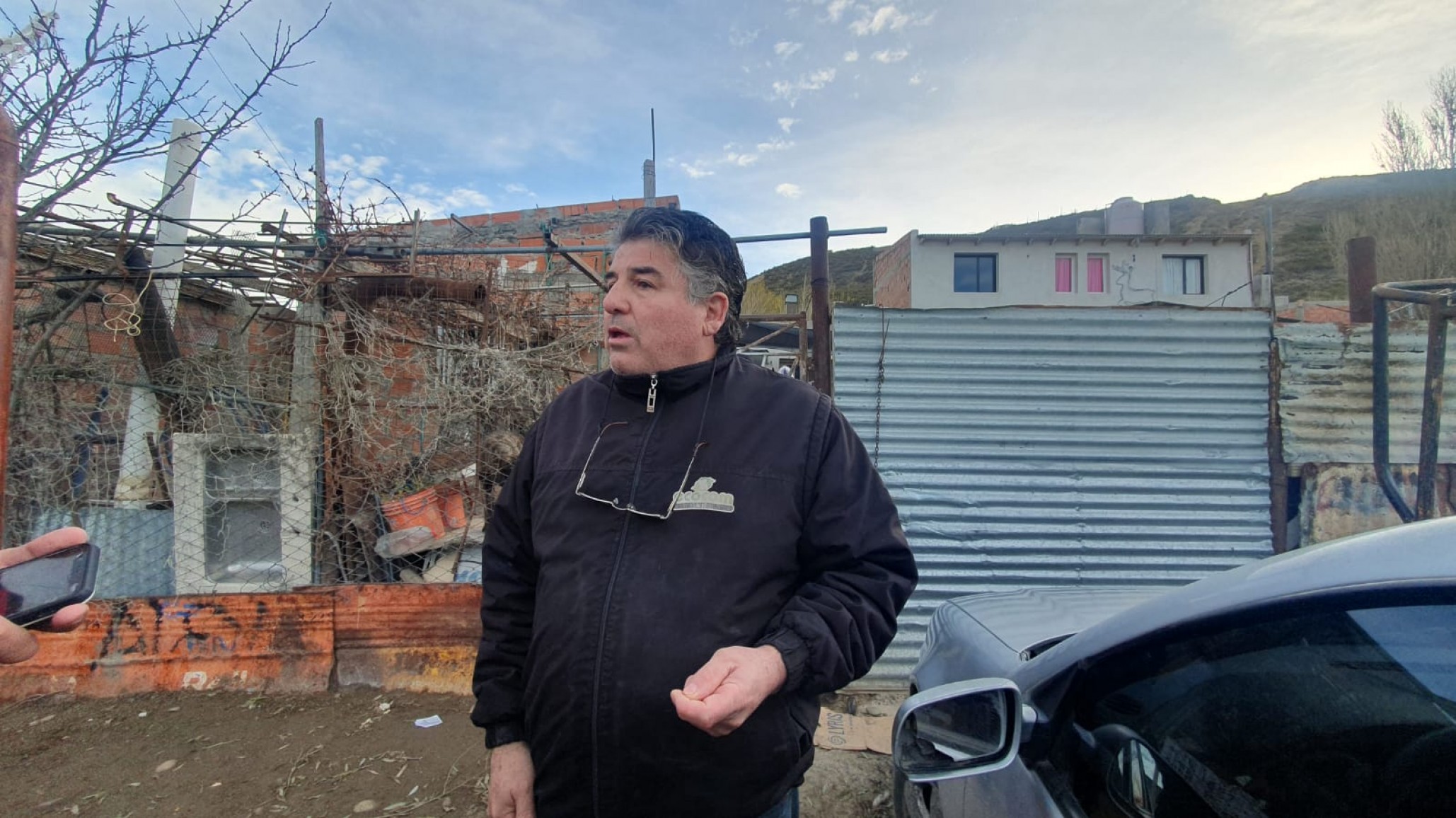 Vecino indignado por la presencia policial en operativo de desconexión de gas