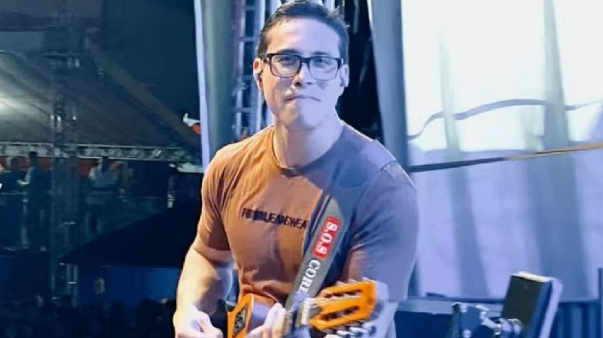 Tragedia en el escenario: Un cantante murió electrocutado al abrazar a una fan