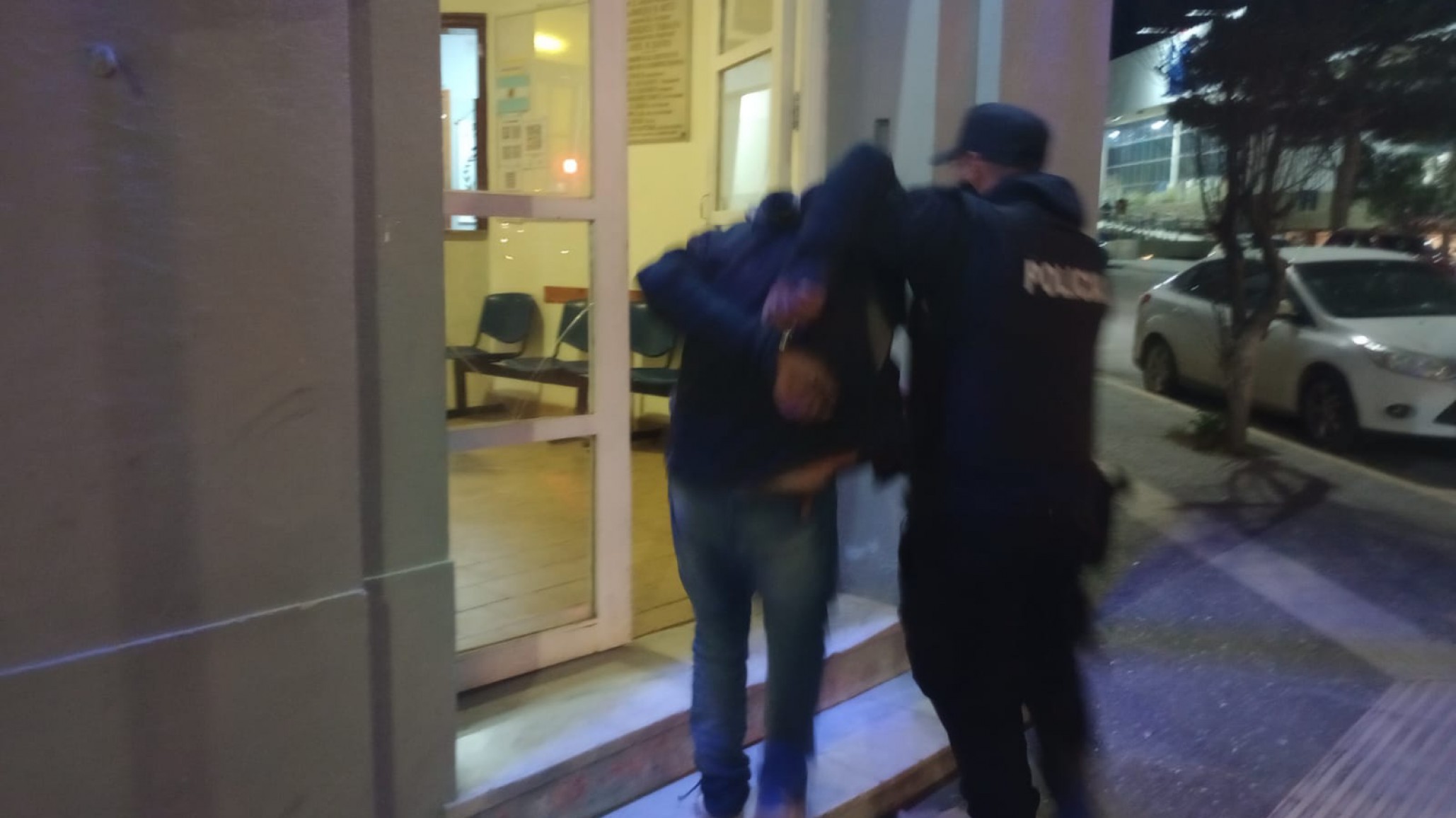 ¡Con las manos negras! Quiso ingresar a una vivienda y ya había robado en otra incendiada