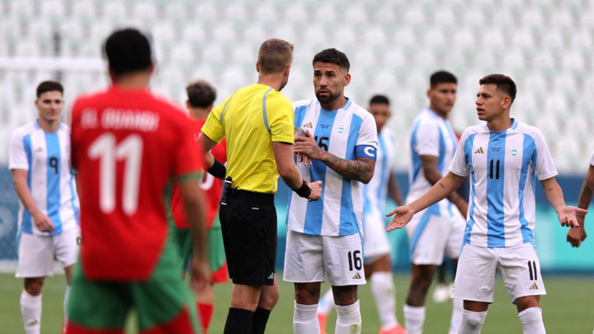 Un papelón: A Argentina le anularon el gol y perdió ante Marruecos en el debut