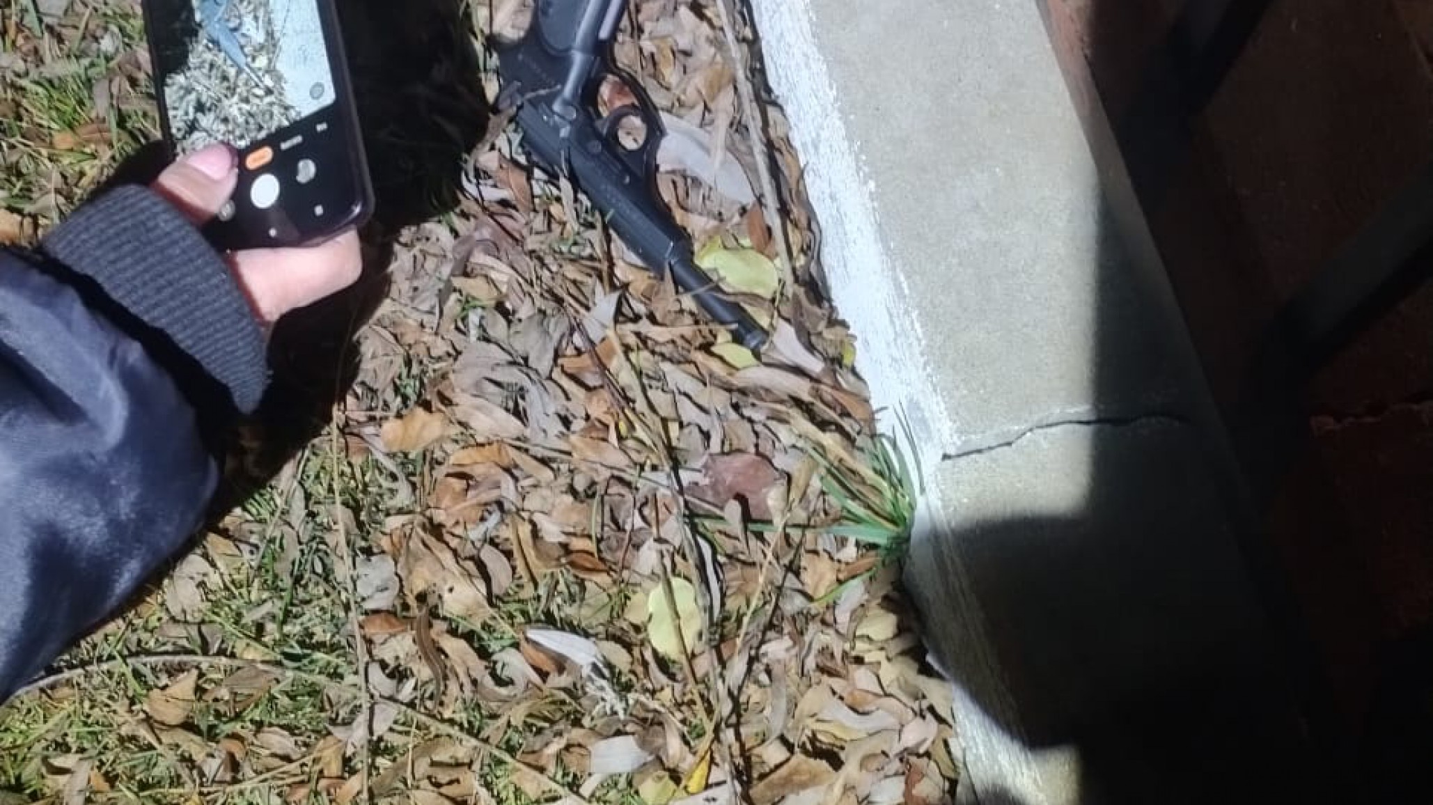 Salió con una pistola, se peleó con un grupo de personas y descartó el arma en el patio de una vivienda