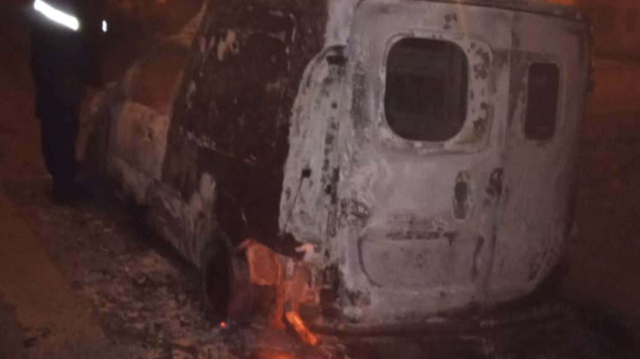 Investigan el incendio de un utilitario y buscan al propietario