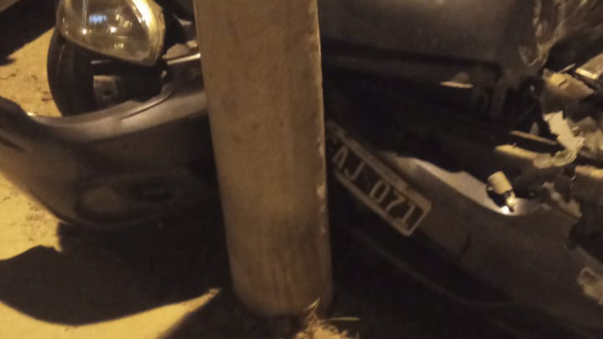 Chocó un auto estacionado, un poste de luz y huyó del lugar