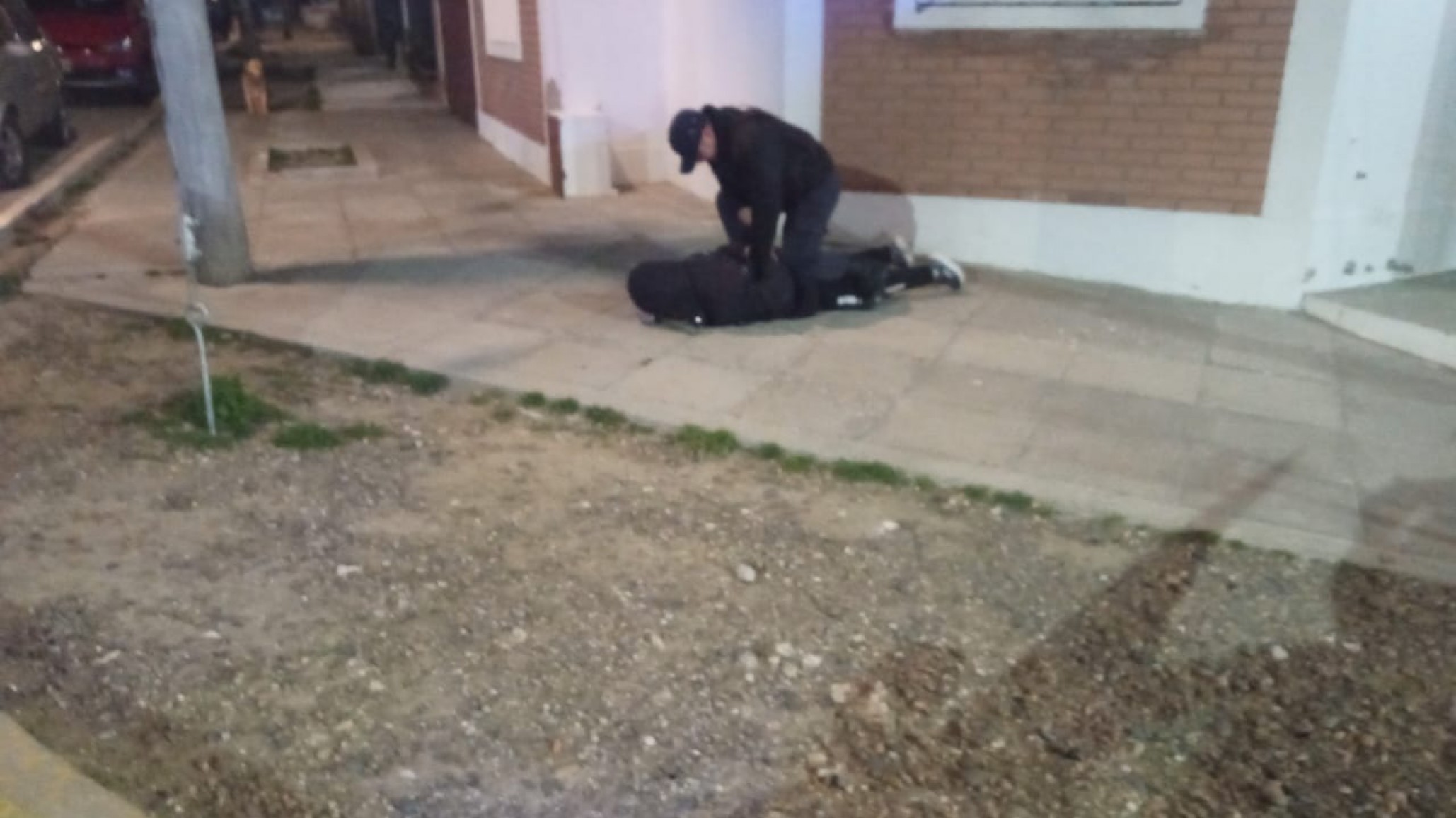 Rompió el vidrió de un auto, se llevó una rueda y huyó