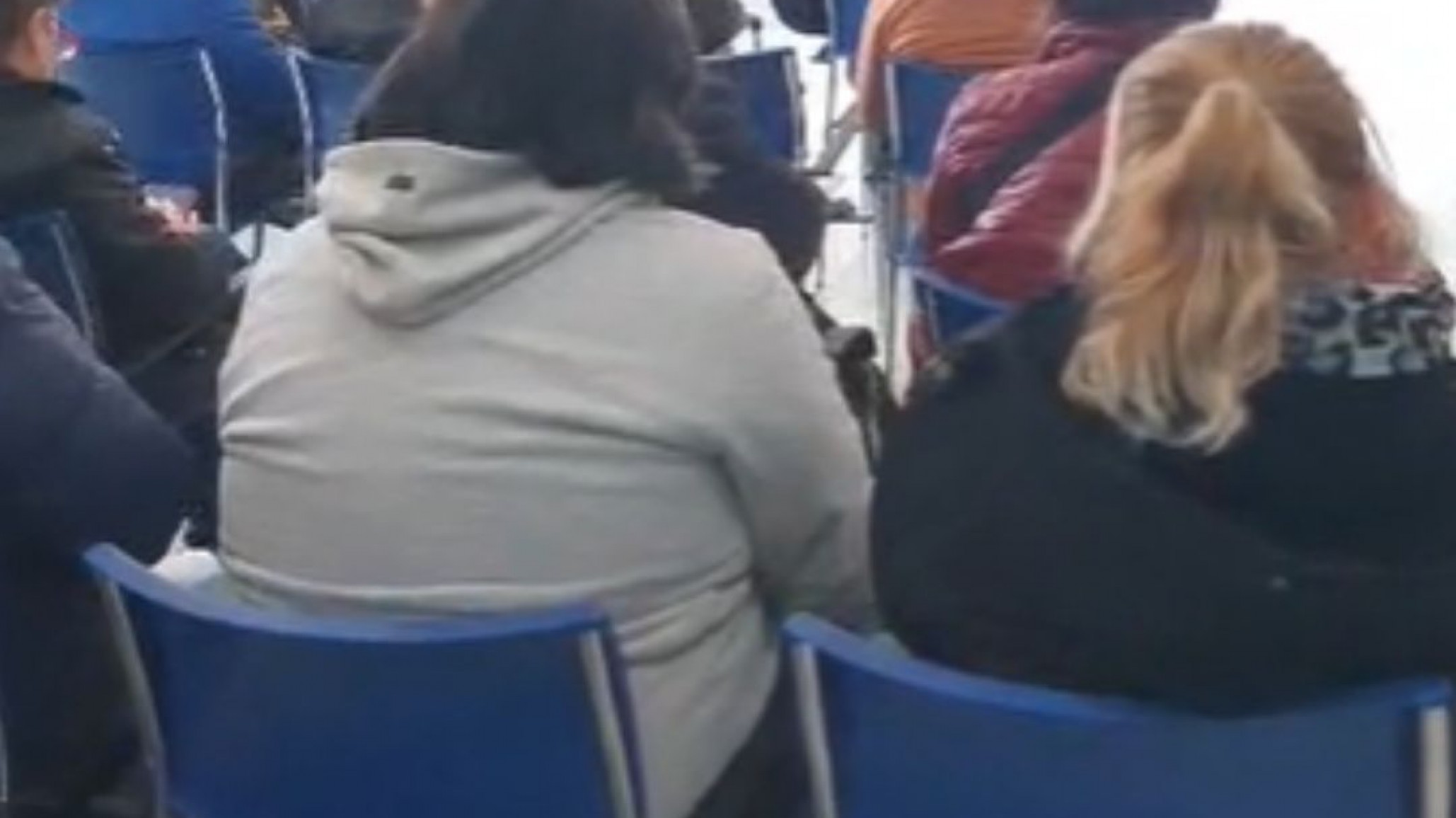 Vecinos expresan descontento por los aumentazos mientras esperan hacer el trámite de subsidios para luz y gas