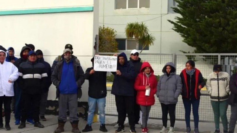 Protesta frente al Concejo por 100 despidos de TAEX y falta de actividad en Plantas de Comodoro