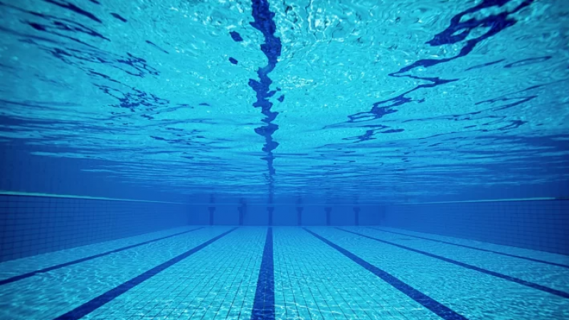 Dos niños de 1 y 3 años están internados en terapia intensiva tras caer a una pileta