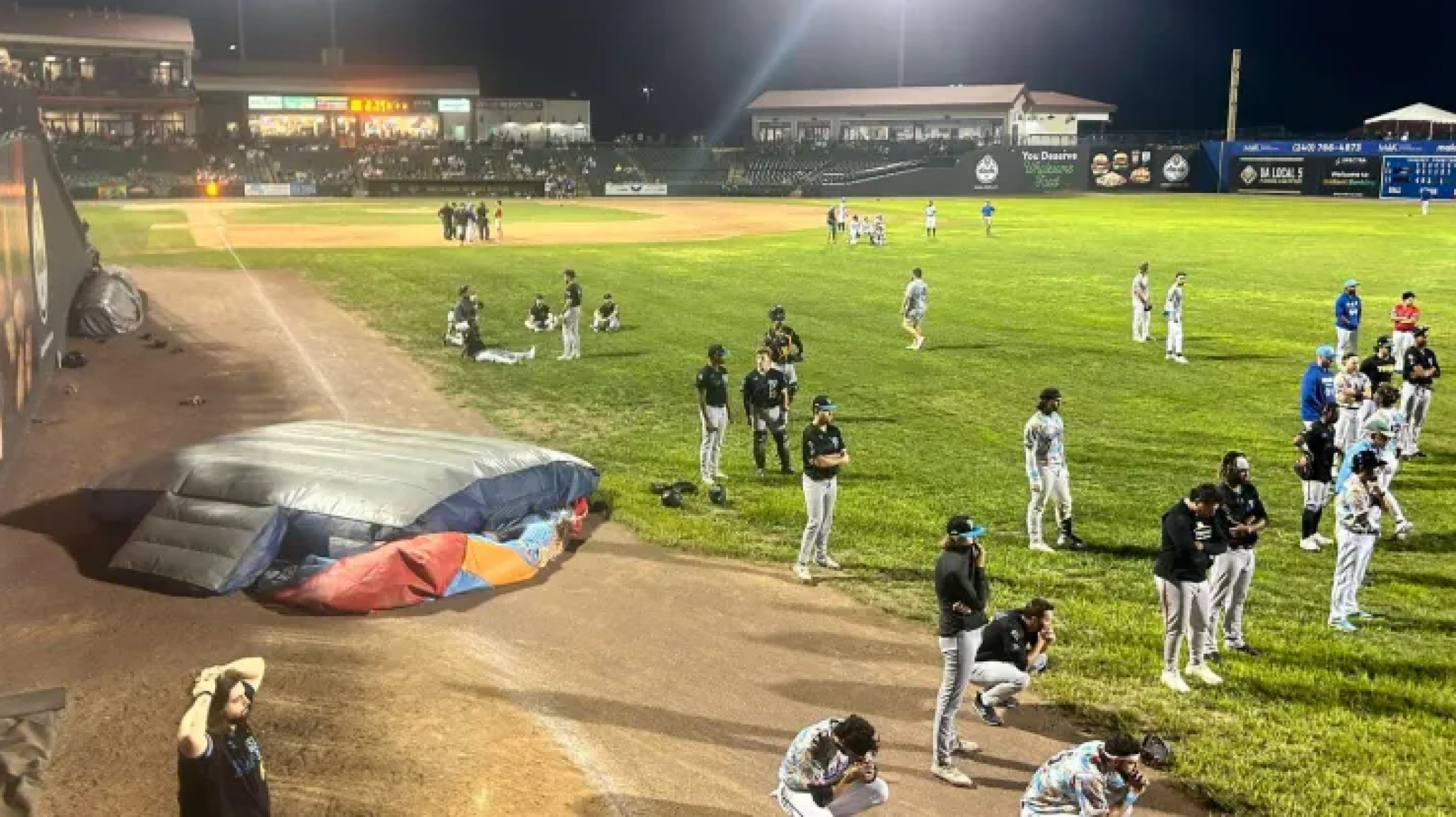 Tragedia en un estadio de béisbol: Un niño de 5 años murió al ser arrastrado por un castillo inflable