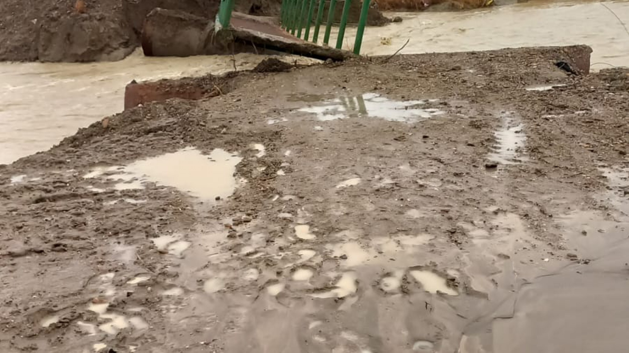 Vecinos de La Cantera reclaman por el puente caído: "No vino nadie hasta ahora"