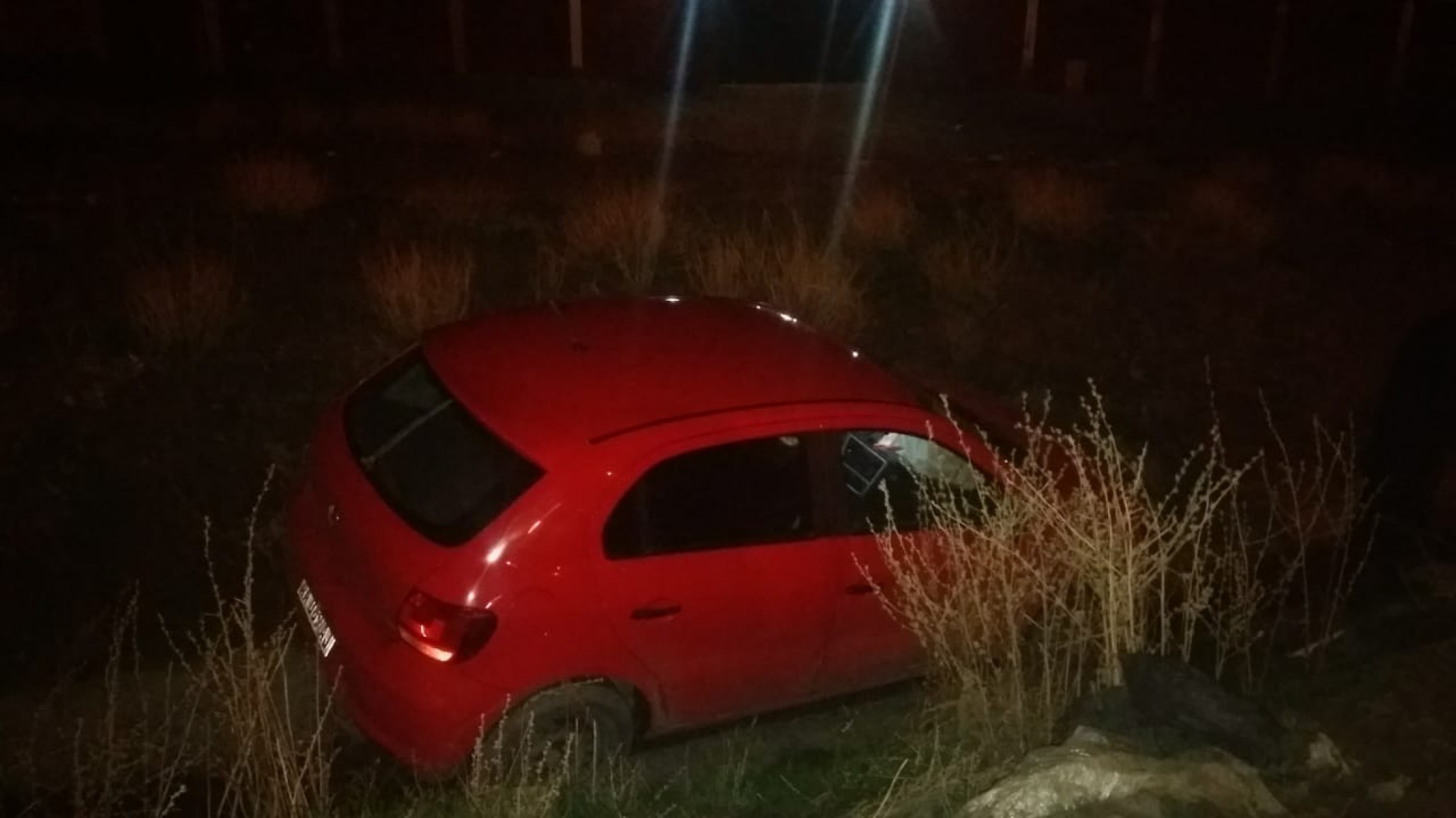 Conductor perdió el control de su vehículo y despistó en el Roque González