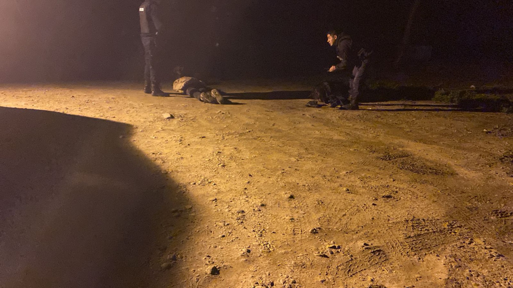 Tres detenidos tras tiroteo: 10 sujetos peleaban y uno le disparó a un policía