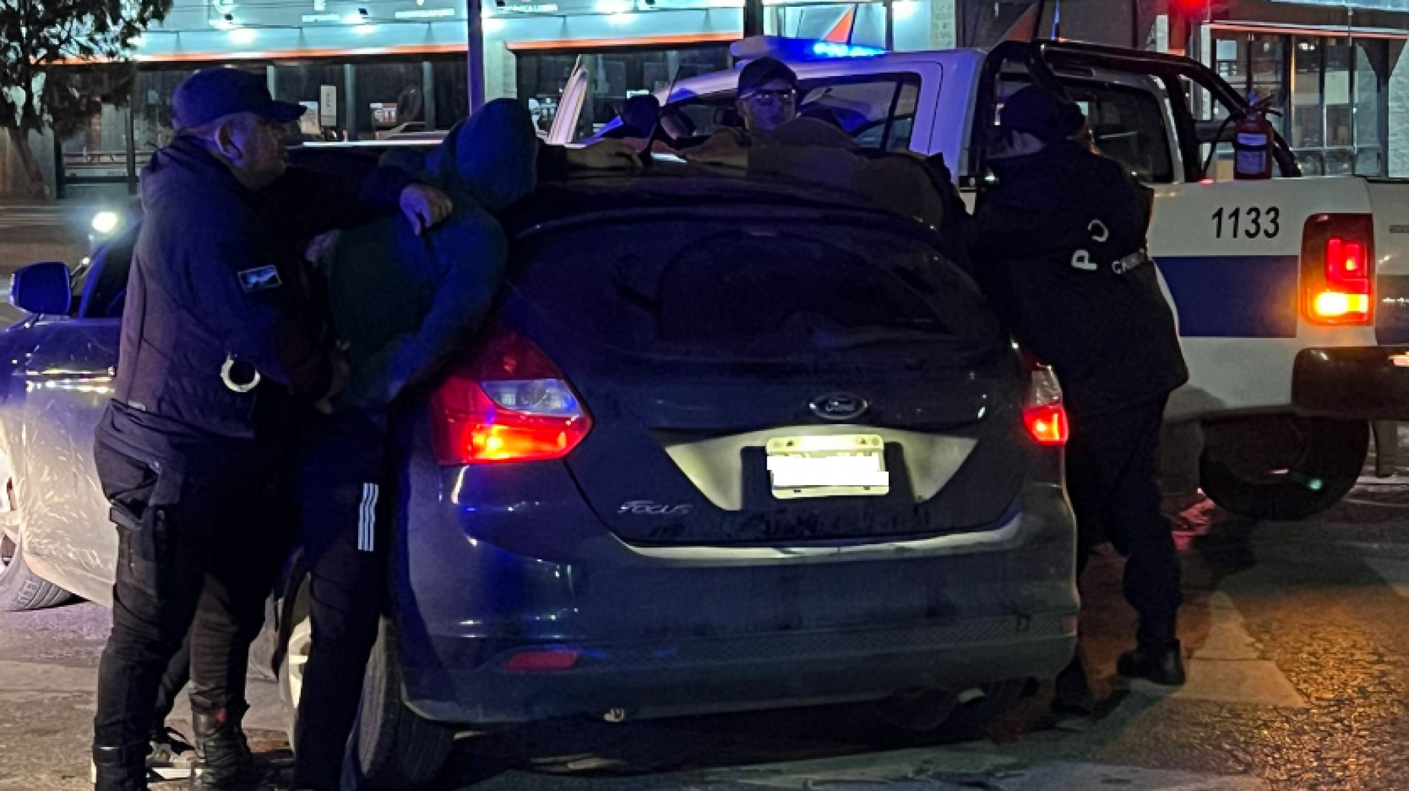 Tres hombres robaron un neumático de una camioneta y huyeron en un auto