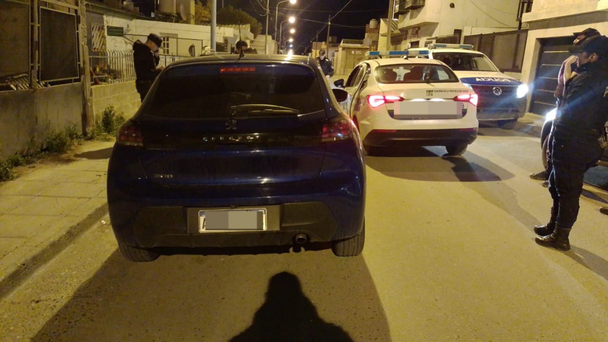 Luego de una persecución por cruzar semáforos en rojo, estacionó y se dio a la fuga