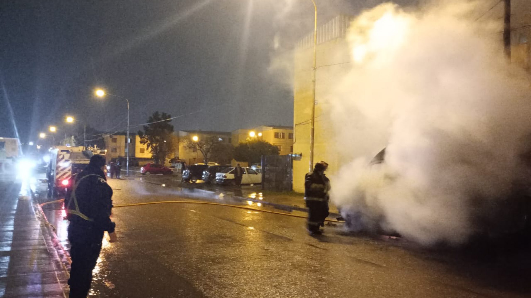 Incendio vehicular en barrio 30 de octubre: un auto quedo completamente destruido