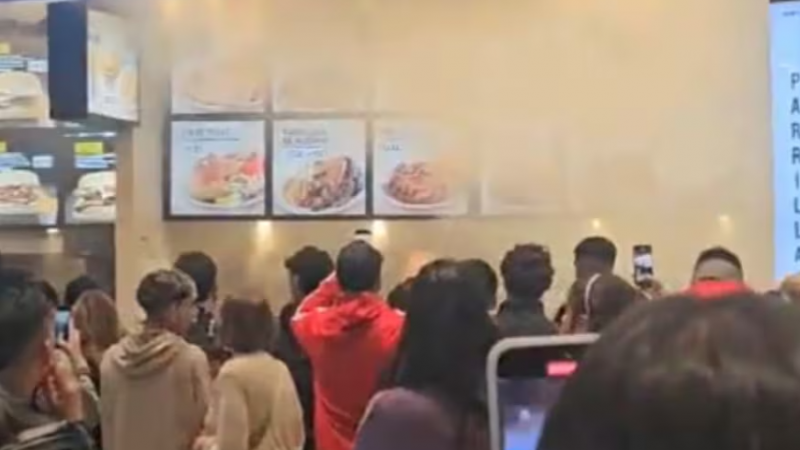 En un domingo masivo se prendió fuego el patio de comidas del Unicenter