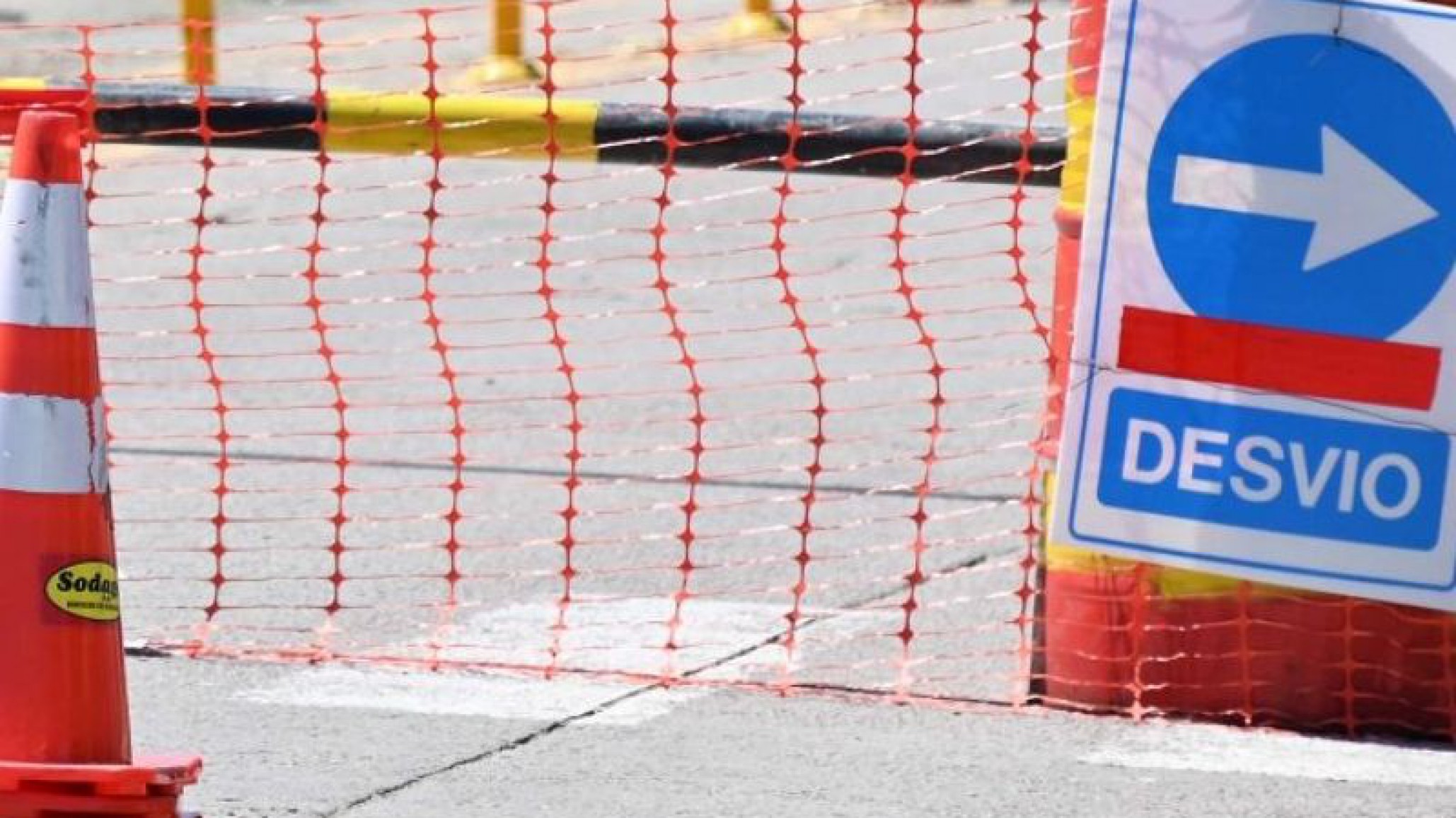 Reducción de calzada en Avenida Rivadavia y Alem por trabajos en la red cloacal