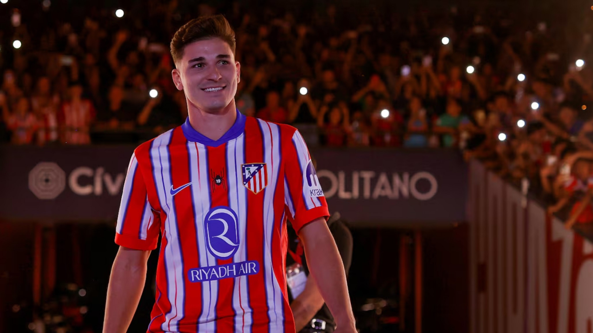 Julián Álvarez fue presentado oficialmente en el Atlético Madrid con una remera única