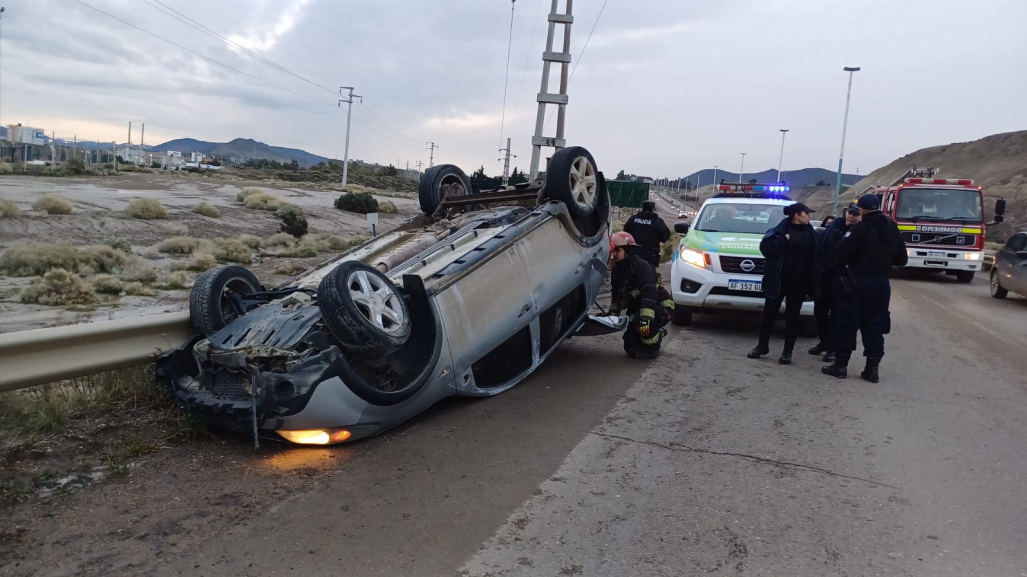 Un Renault Sandero volcó a la altura de la planta hidratadora YPF
