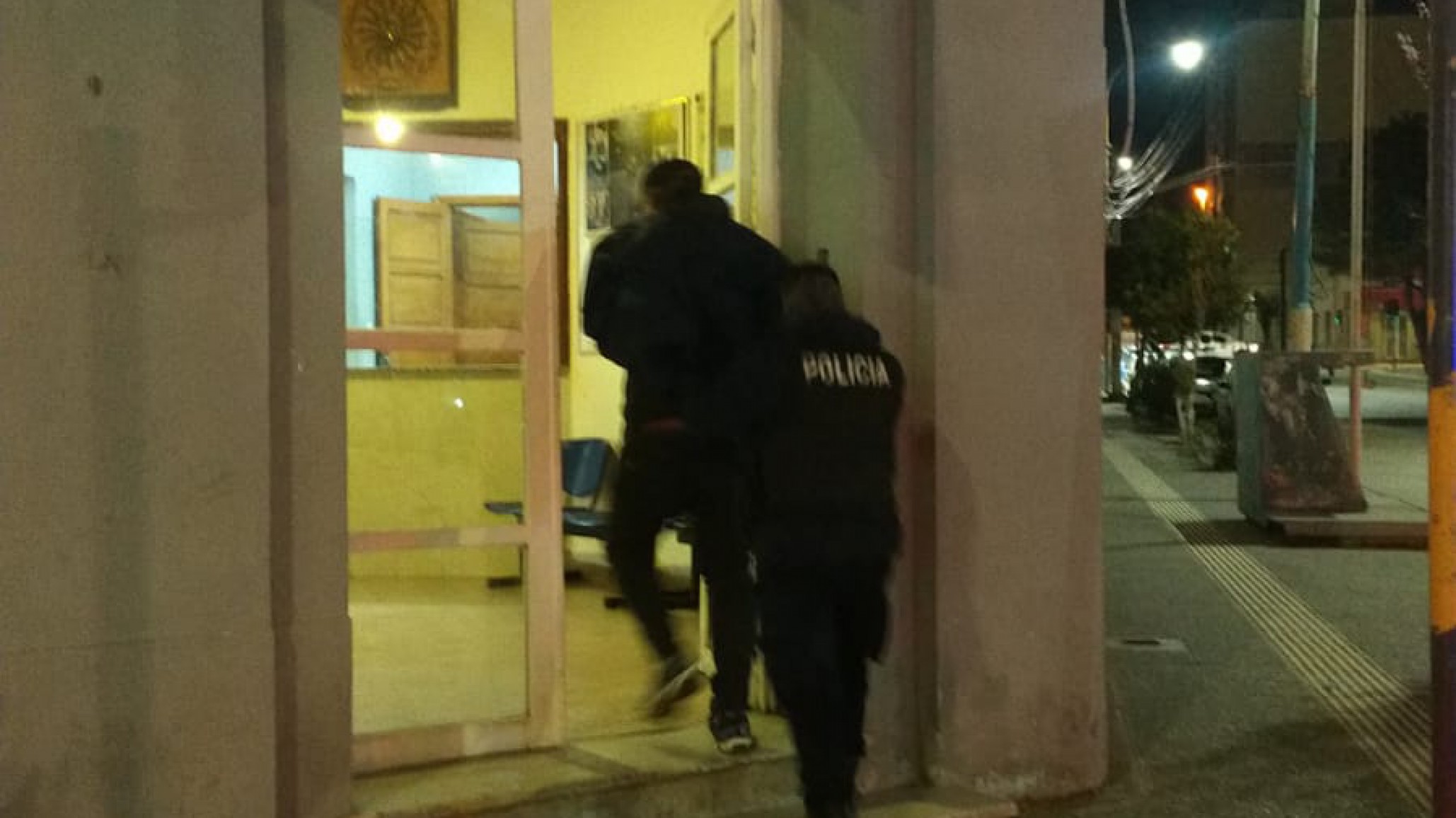 Un pasajero fue detenido por negarse a pagar el taxi y portar una navaja