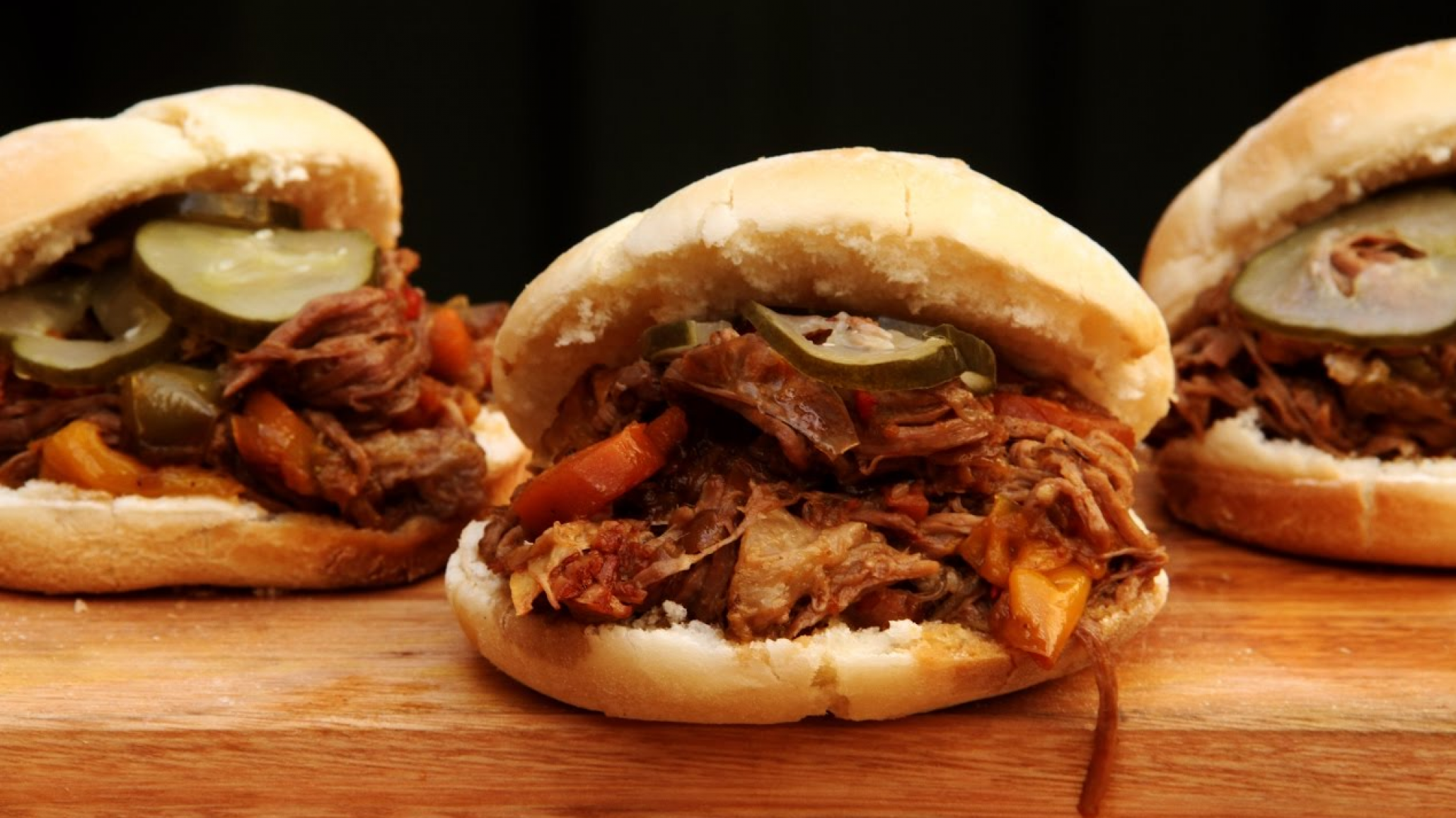 Alumnos cocinan por una causa: venta solidaria de sándwiches para equipar su taller