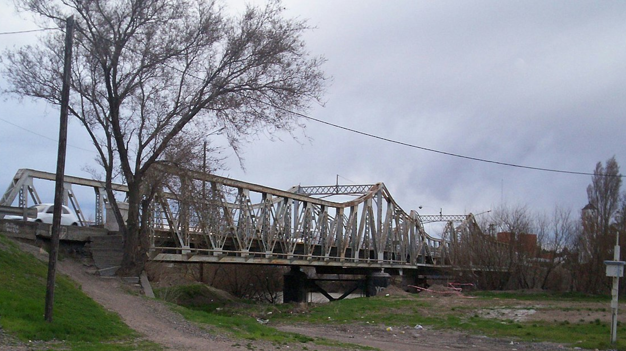 Heroico rescate en el Chubut: Bombero salvó a un hombre que se arrojó al río