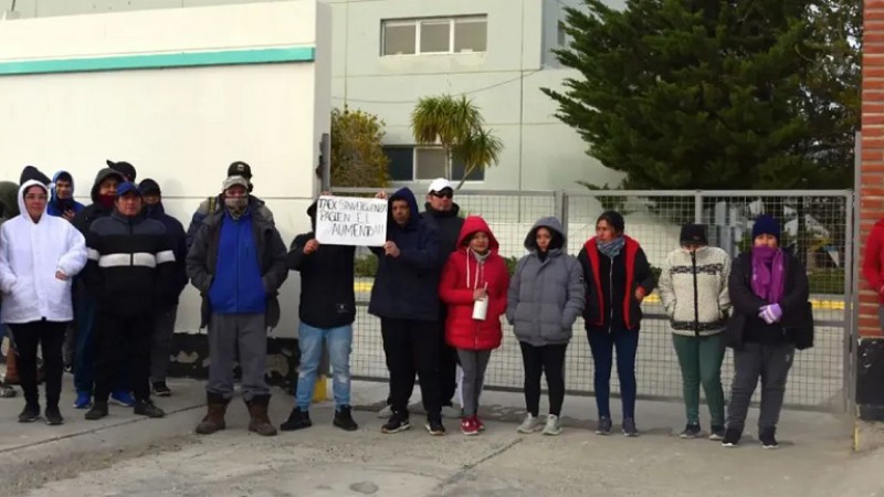 Trabajadores despedidos de TAEX en el Puerto reclaman respuestas a autoridades: "Hay madres sostén de hogar"