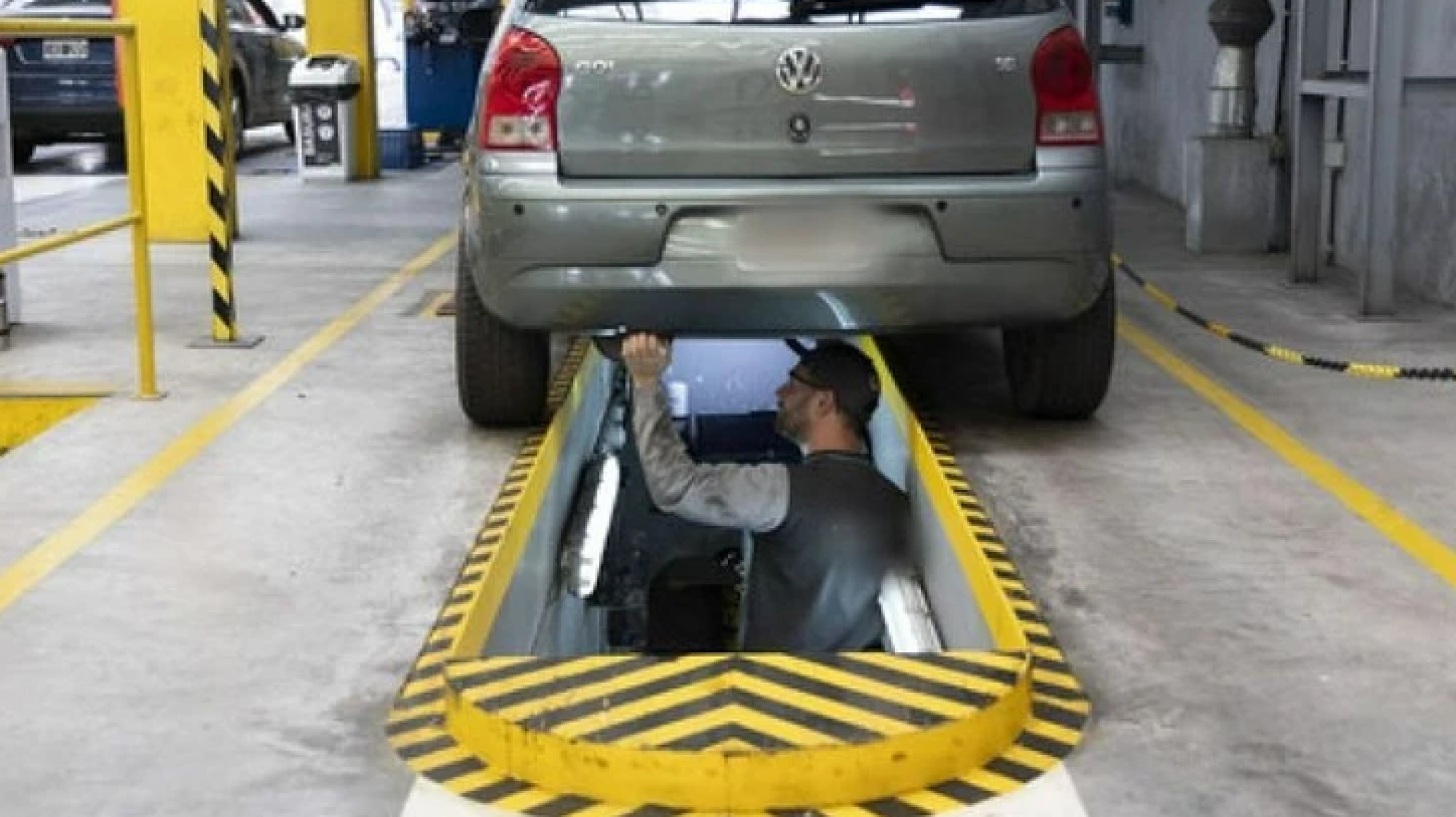 Descubrió que la ex le puso cuatro GPS a su auto y pidió una restricción de acercamiento