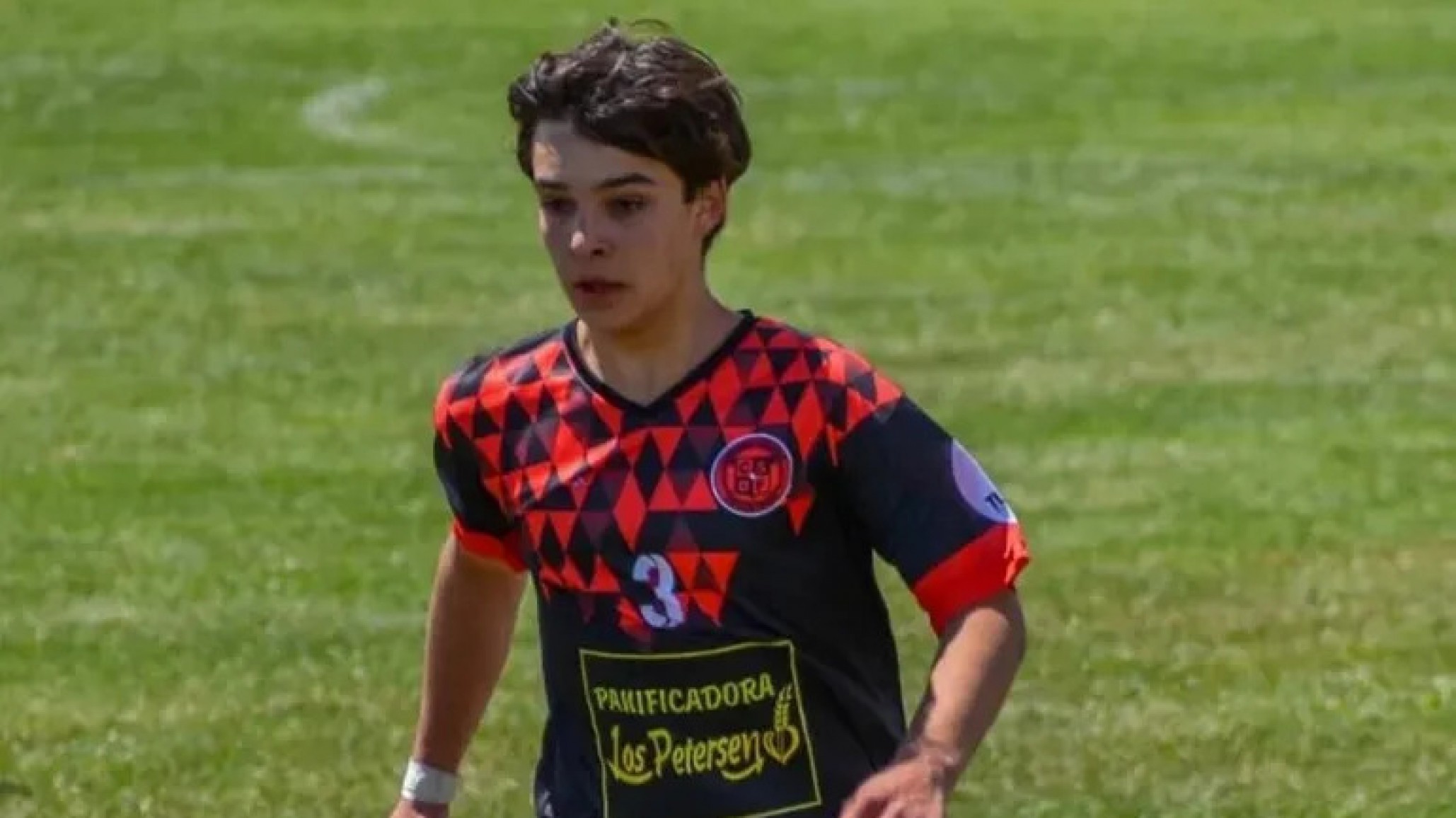 Un joven de 15 años rifa su caballo para viajar y probarse en un club de futbol de Italia