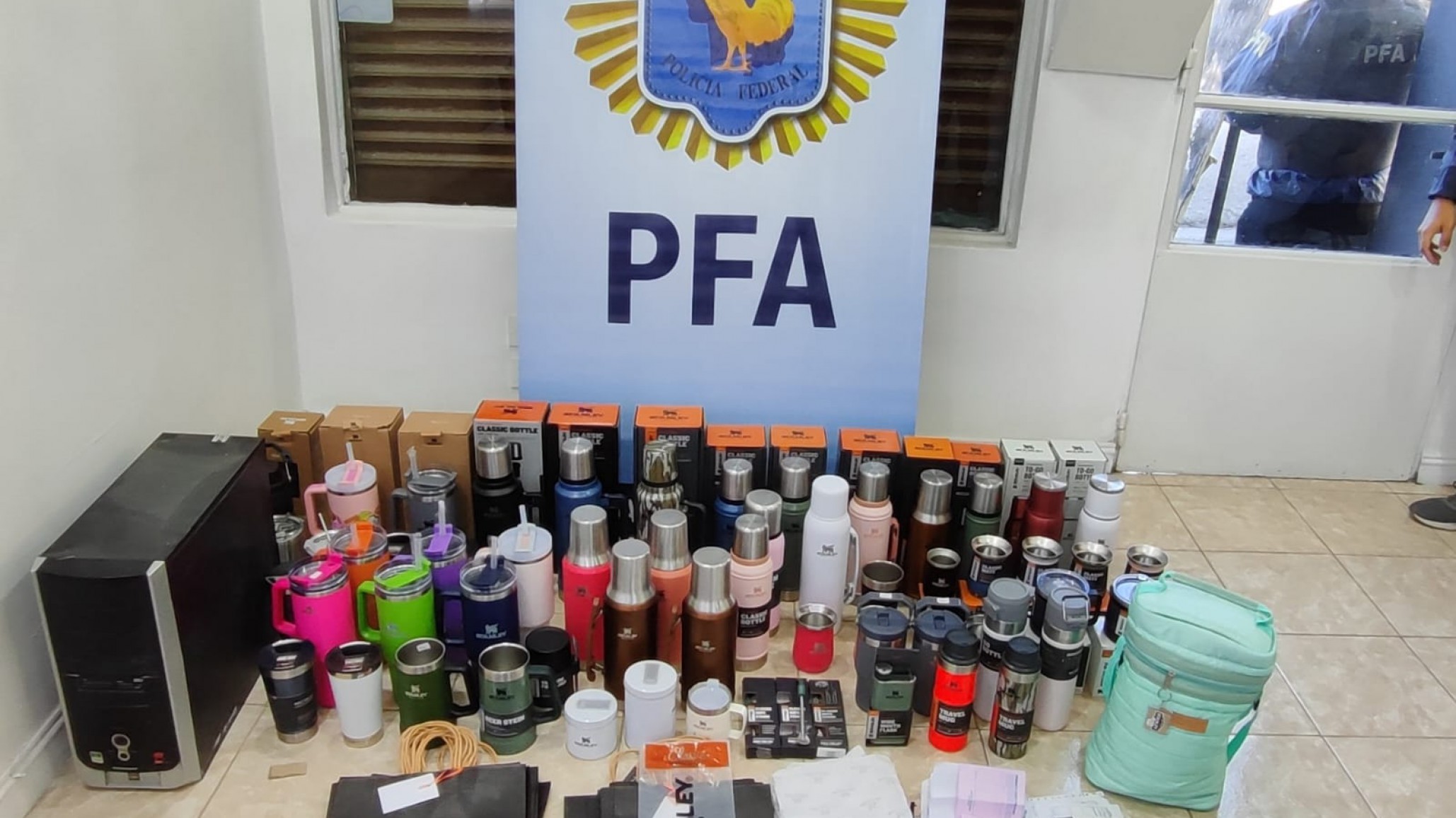 Allanaron un local que vendía termos Stanley falsos