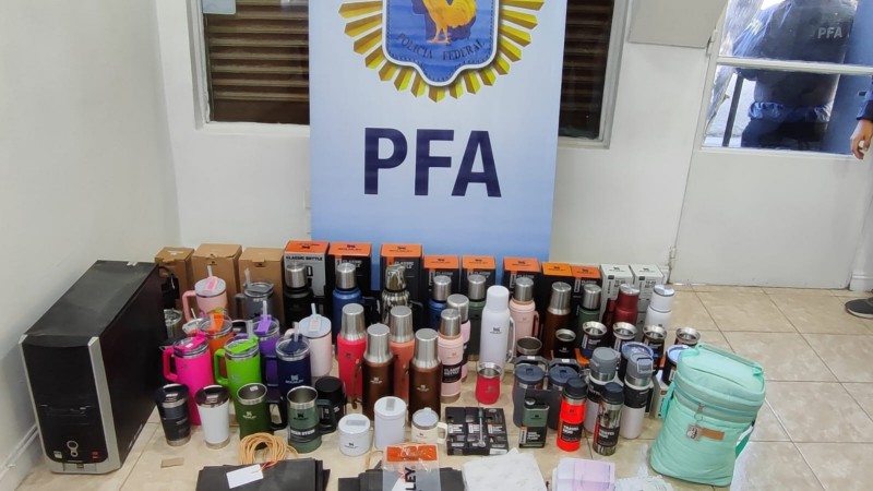 Allanaron un local que vendía termos Stanley falsos